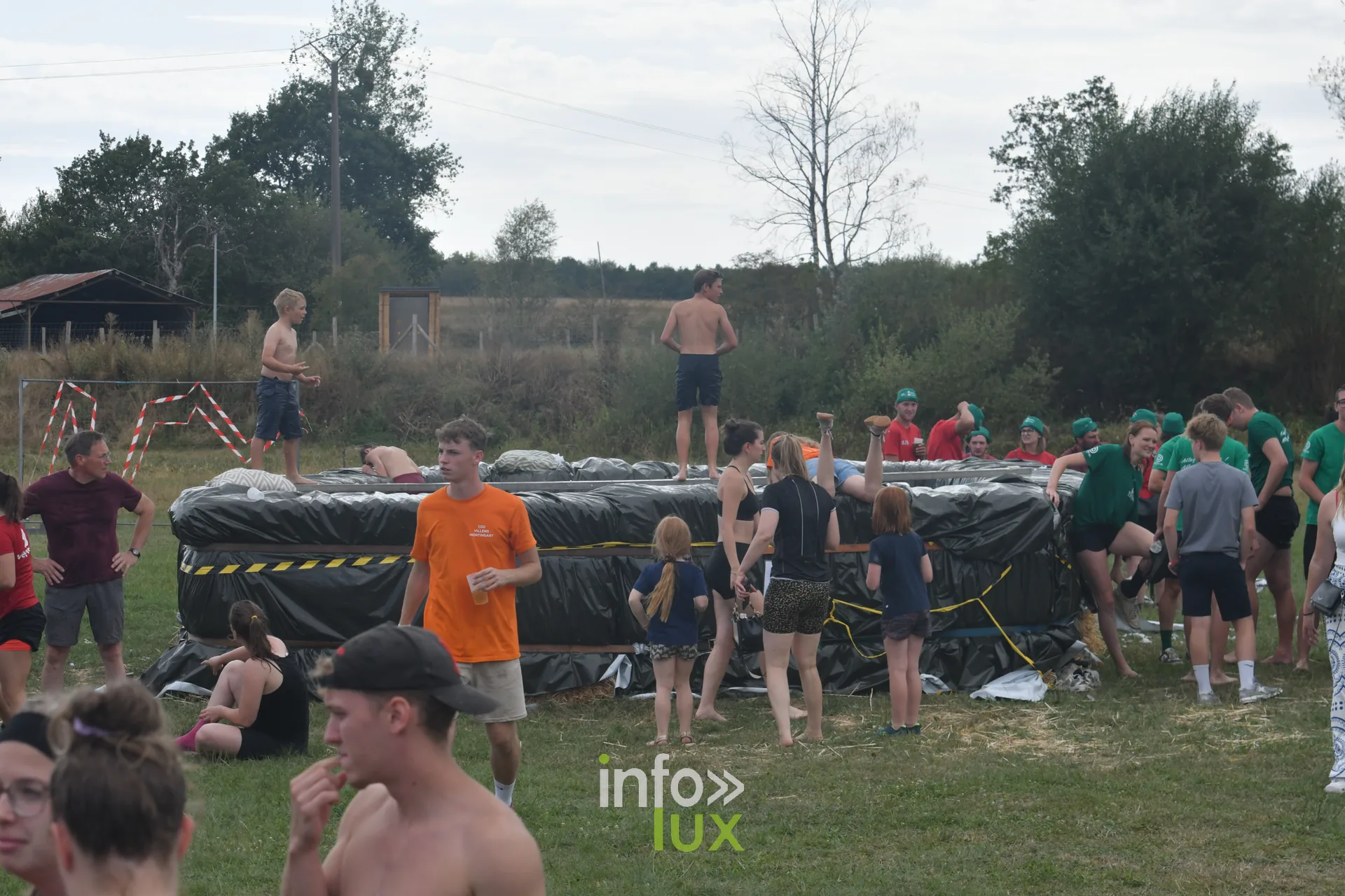 Ambiance sur le terrain des jeux inter-villages a Villers-sur-Semois, dimanche 9 aout 2026