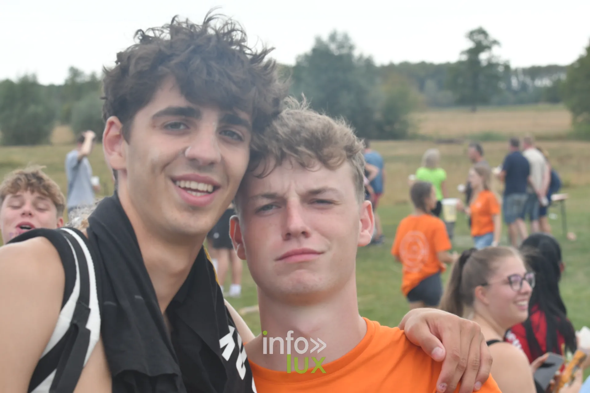 Ambiance sur le terrain des jeux inter-villages a Villers-sur-Semois, dimanche 9 aout 2026