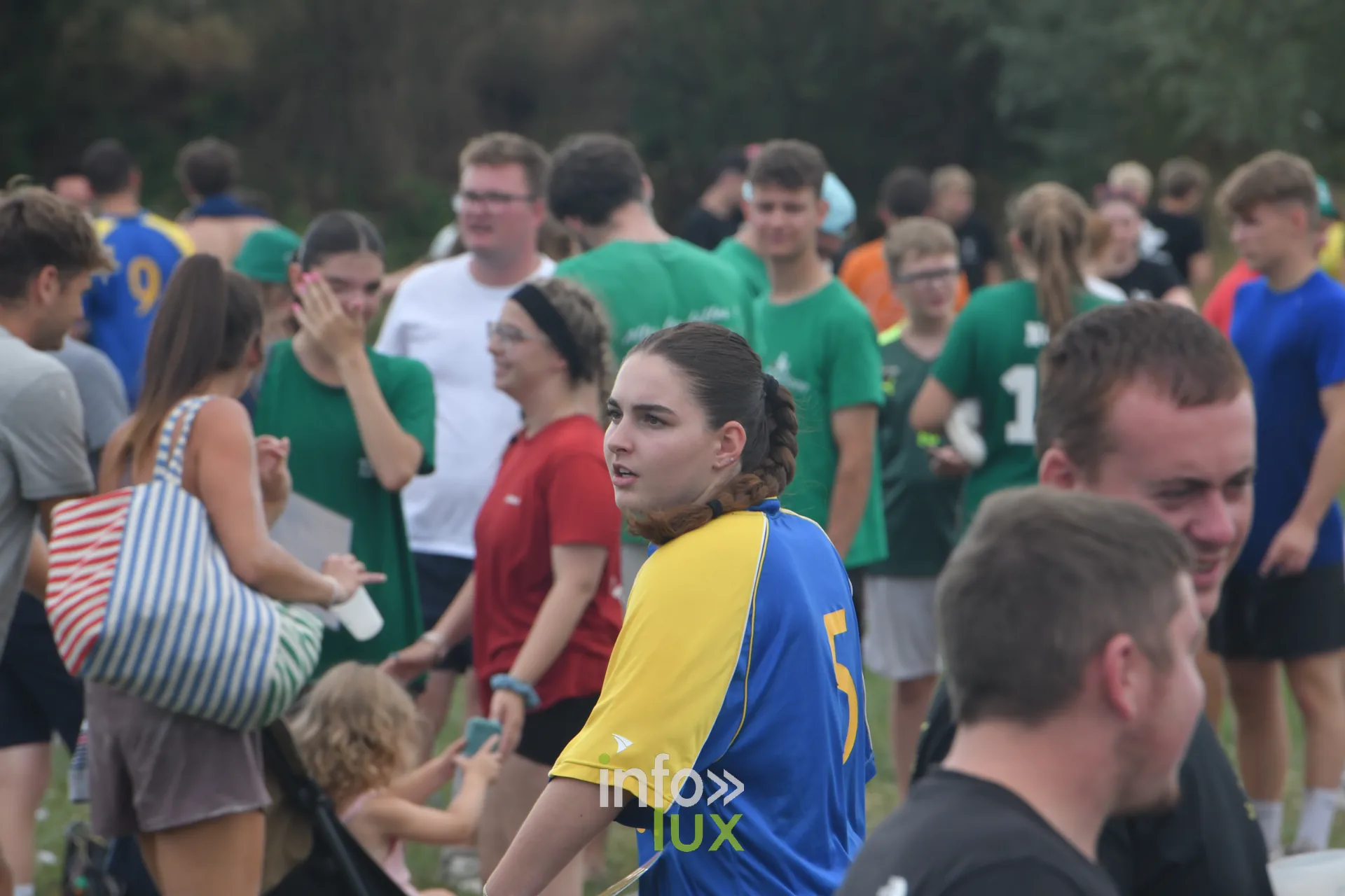 Ambiance sur le terrain des jeux inter-villages a Villers-sur-Semois, dimanche 9 aout 2026