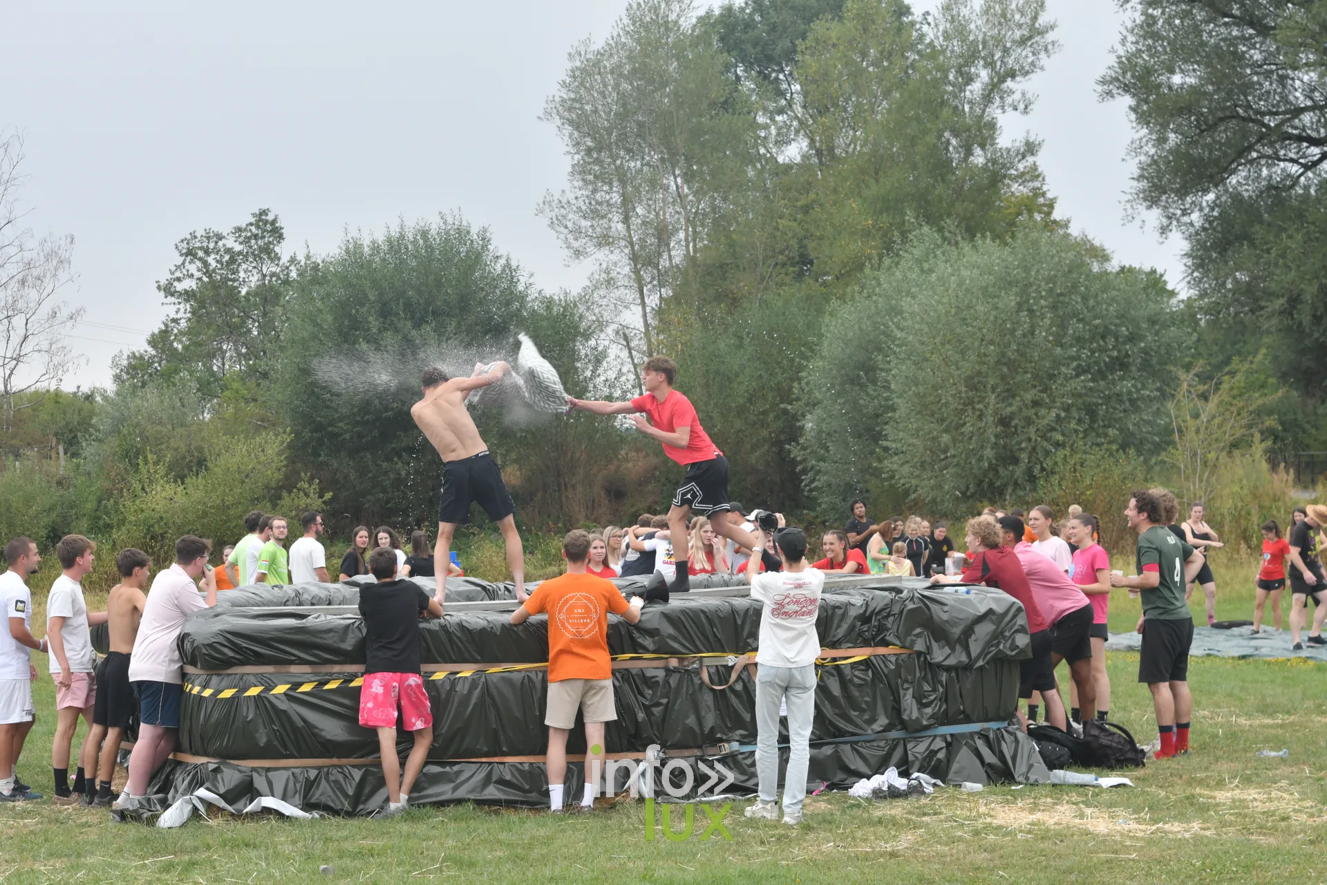 Combat de polochons sur la poutre aux jeux inter-villages de Villers-sur-Semois, dimanche 9 aout 2026