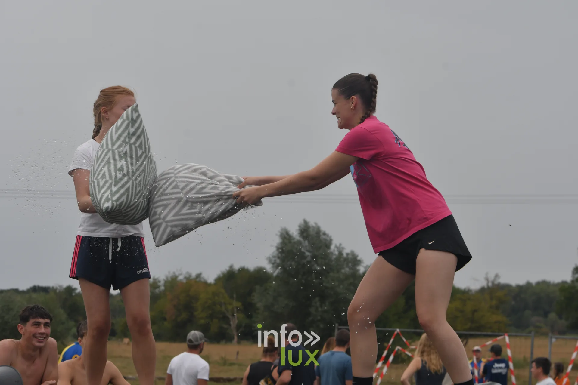 Combat de polochons sur la poutre aux jeux inter-villages de Villers-sur-Semois, dimanche 9 aout 2026