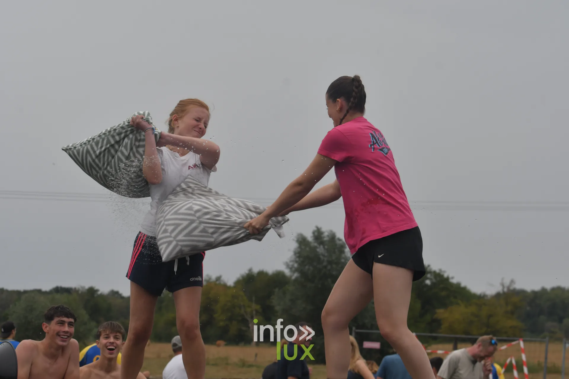 Combat de polochons sur la poutre aux jeux inter-villages de Villers-sur-Semois, dimanche 9 aout 2026