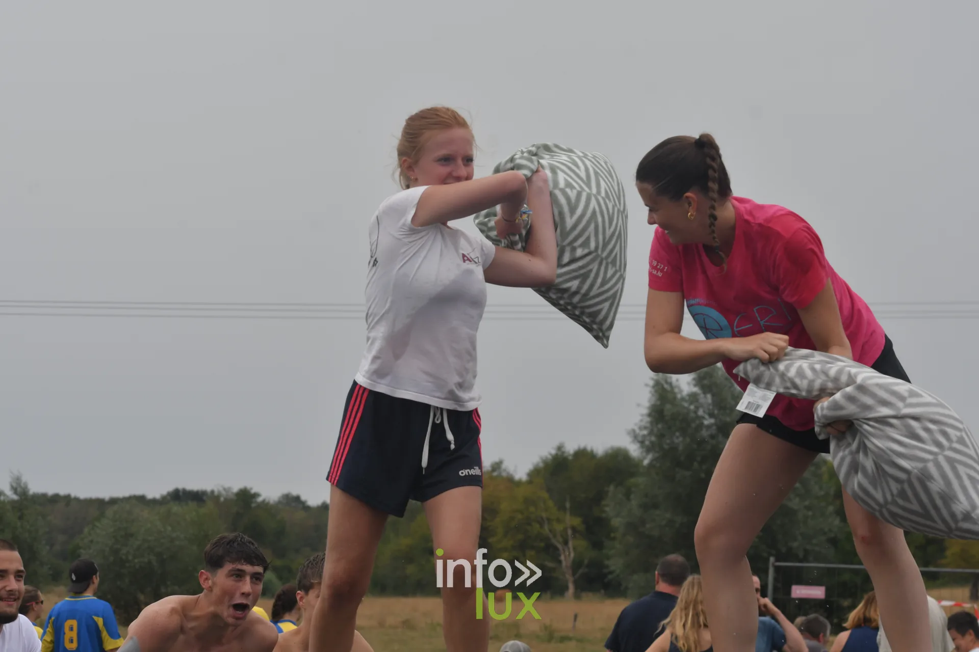 Combat de polochons sur la poutre aux jeux inter-villages de Villers-sur-Semois, dimanche 9 aout 2026