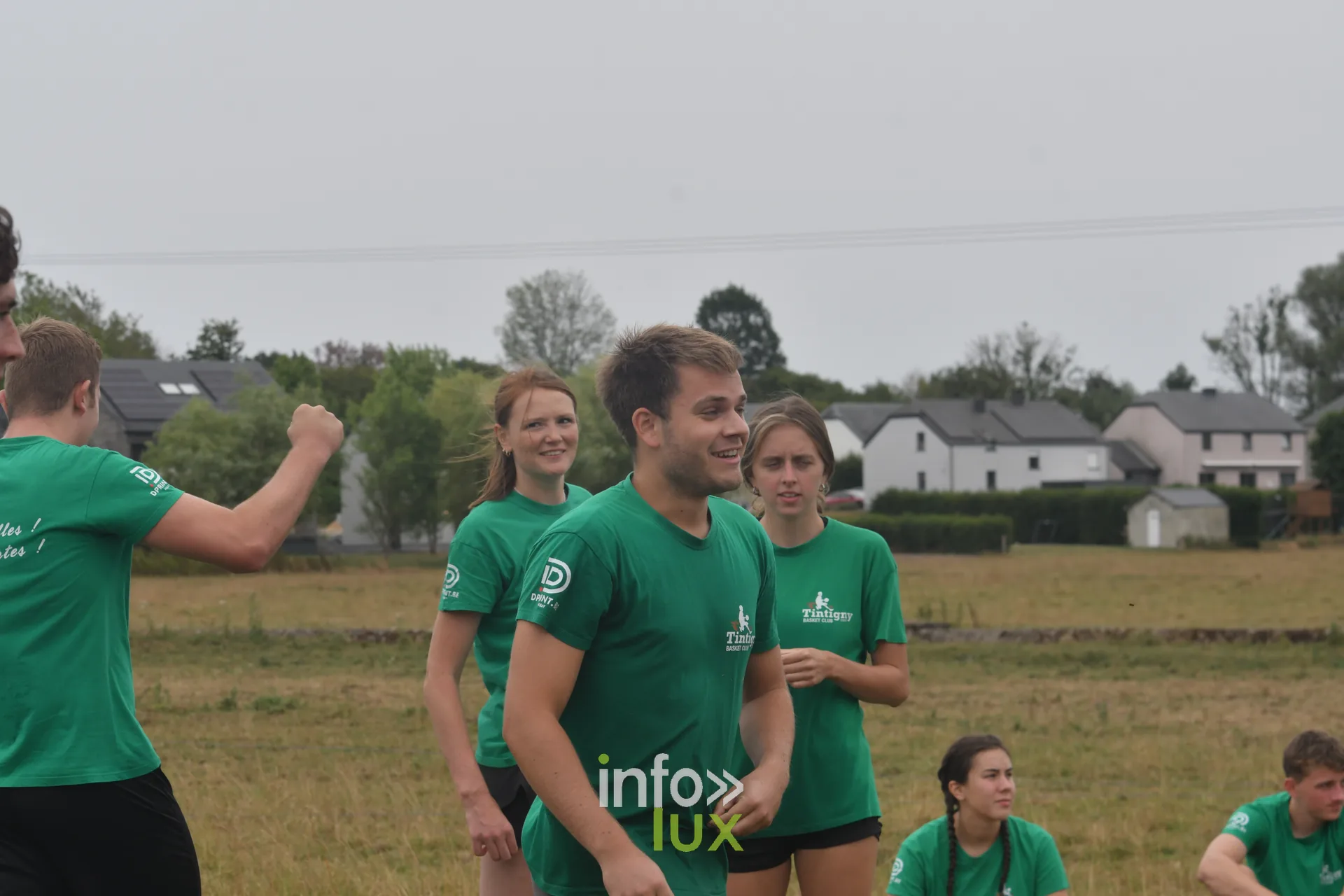 Combat de polochons sur la poutre aux jeux inter-villages de Villers-sur-Semois, dimanche 9 aout 2026