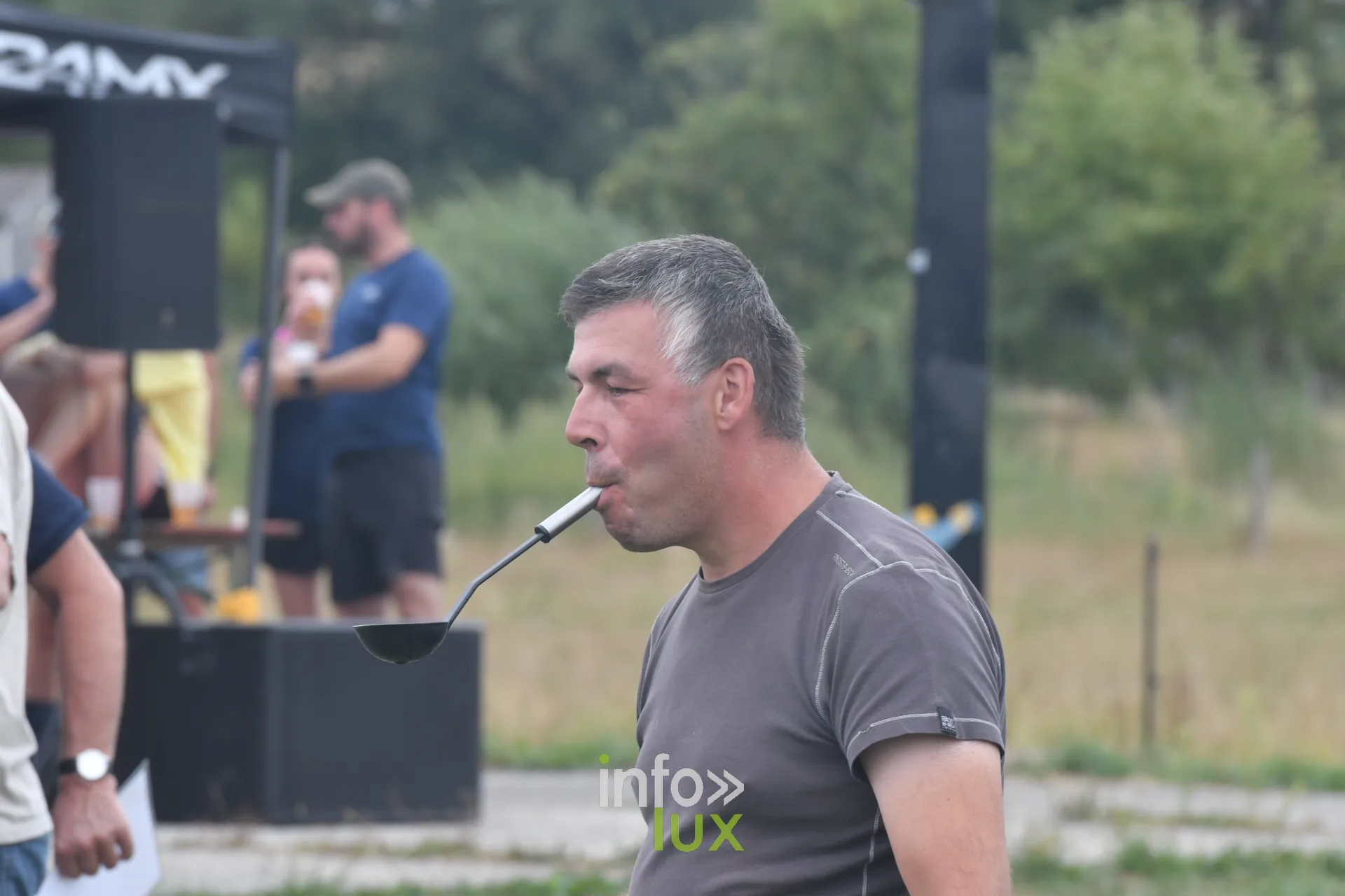 Combat de polochons sur la poutre aux jeux inter-villages de Villers-sur-Semois, dimanche 9 aout 2026