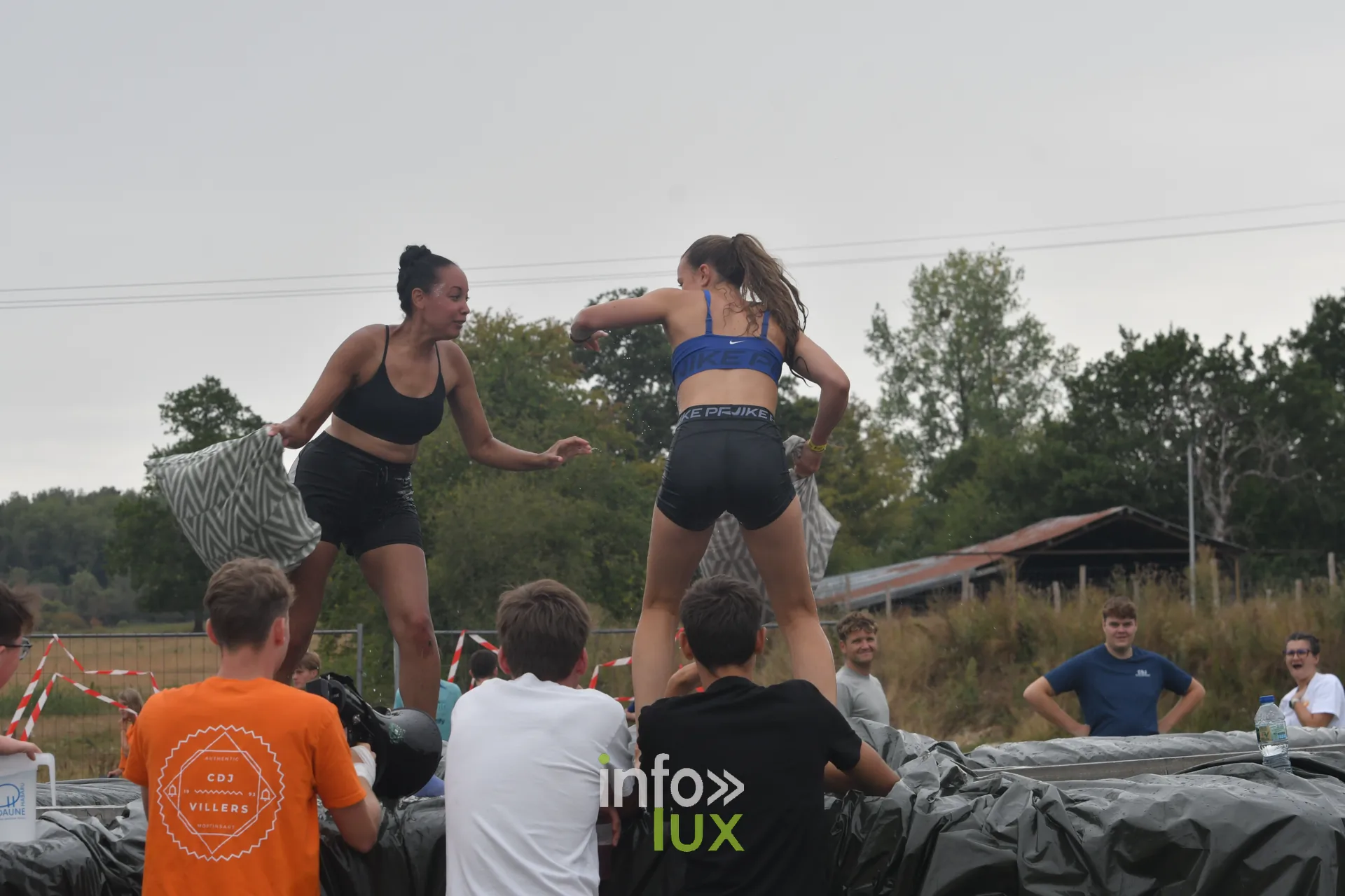 Combat de polochons sur la poutre aux jeux inter-villages de Villers-sur-Semois, dimanche 9 aout 2026