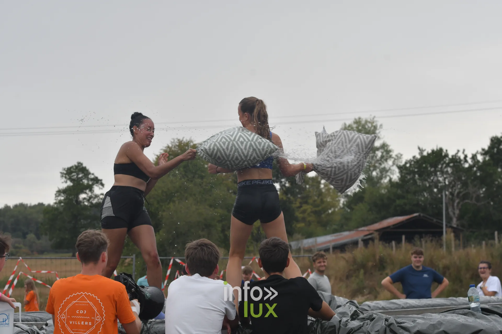 Combat de polochons sur la poutre aux jeux inter-villages de Villers-sur-Semois, dimanche 9 aout 2026