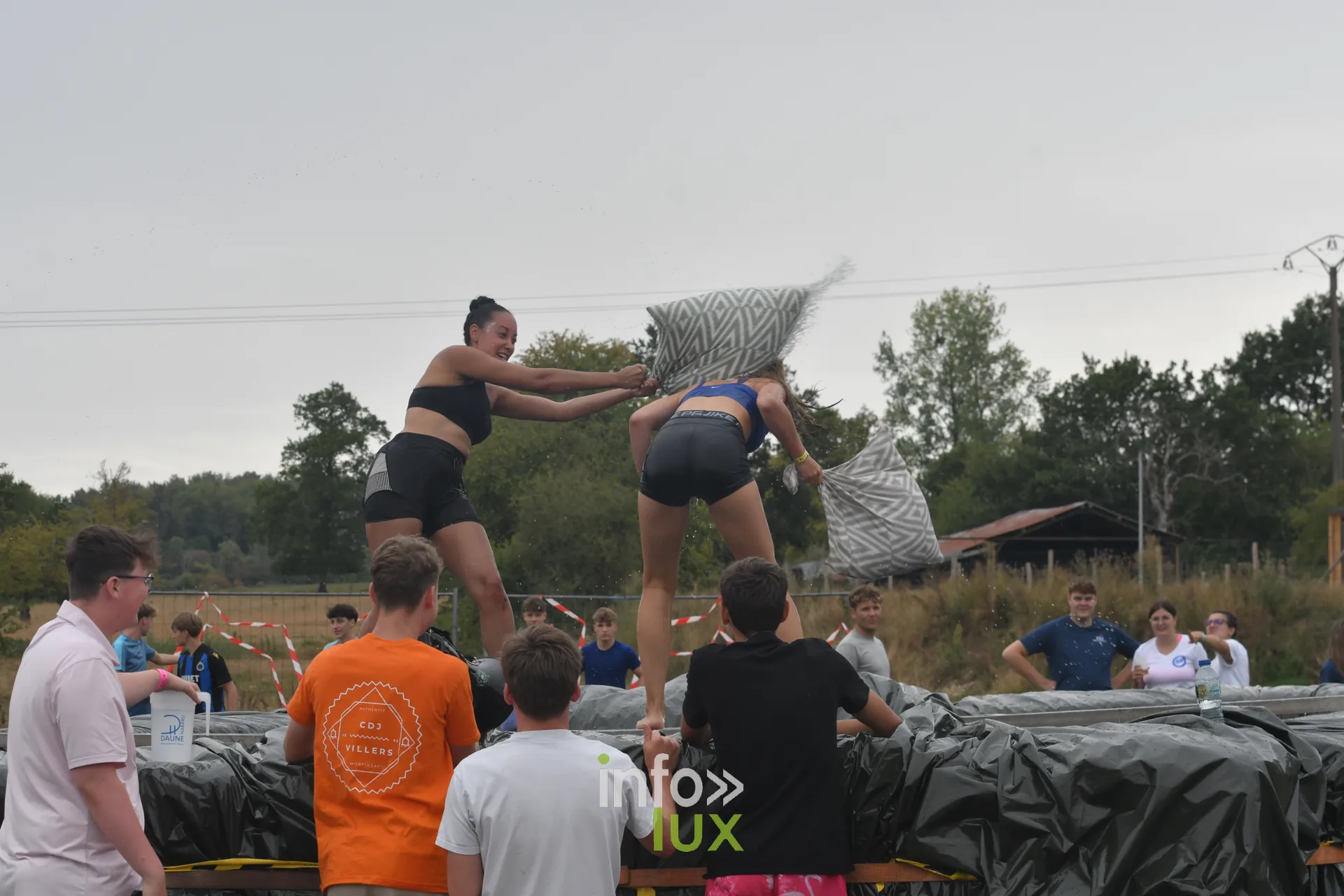 Combat de polochons sur la poutre aux jeux inter-villages de Villers-sur-Semois, dimanche 9 aout 2026