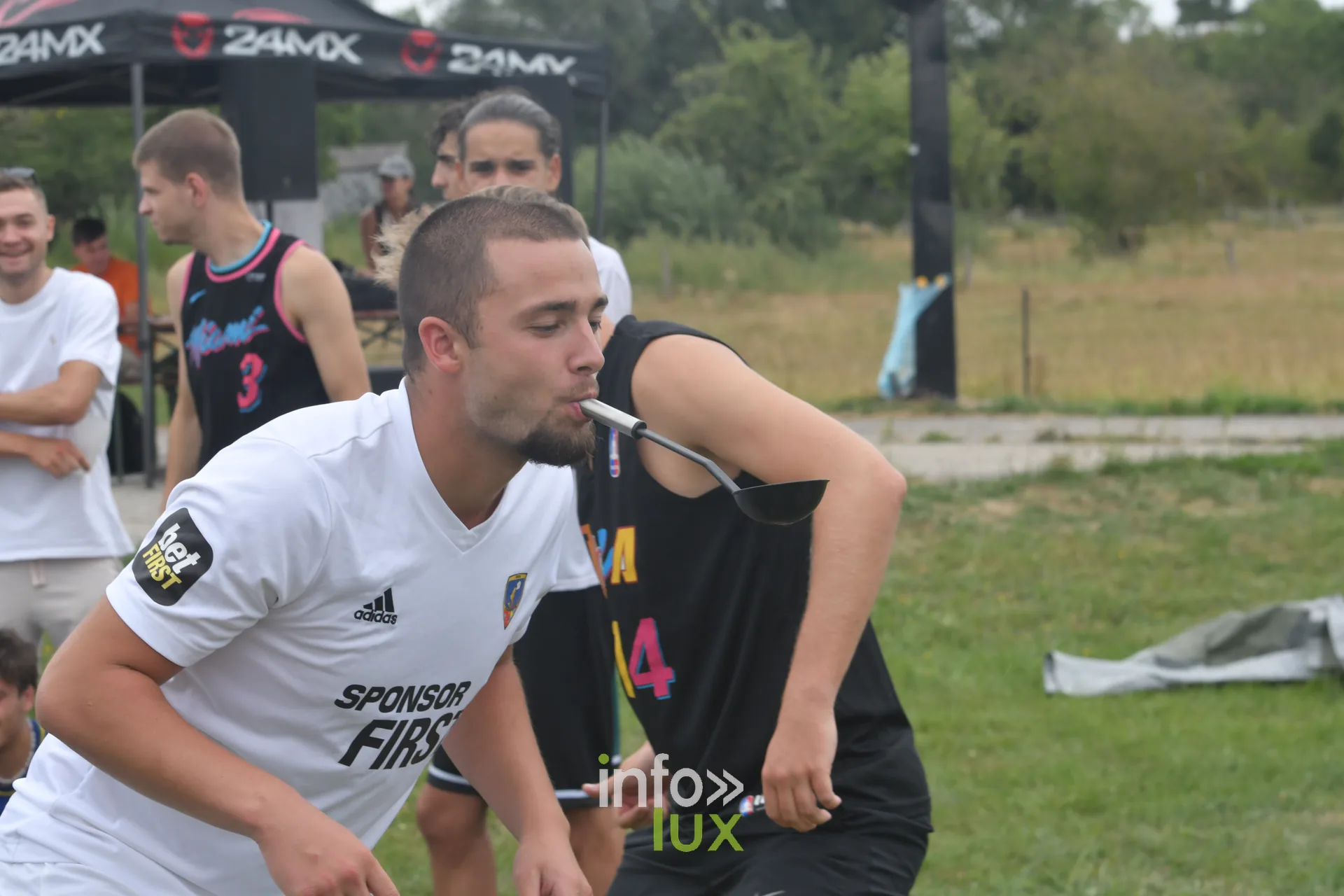 Combat de polochons sur la poutre aux jeux inter-villages de Villers-sur-Semois, dimanche 9 aout 2026
