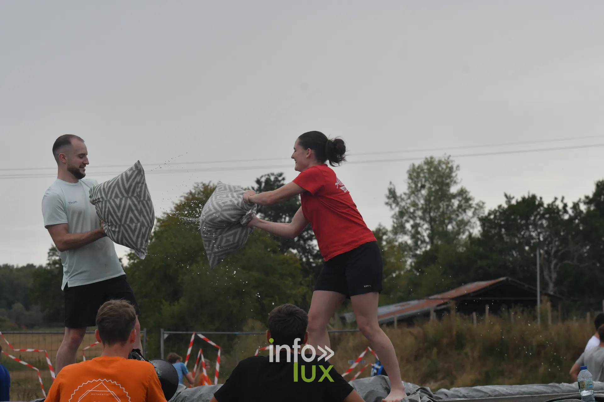 Combat de polochons sur la poutre aux jeux inter-villages de Villers-sur-Semois, dimanche 9 aout 2026