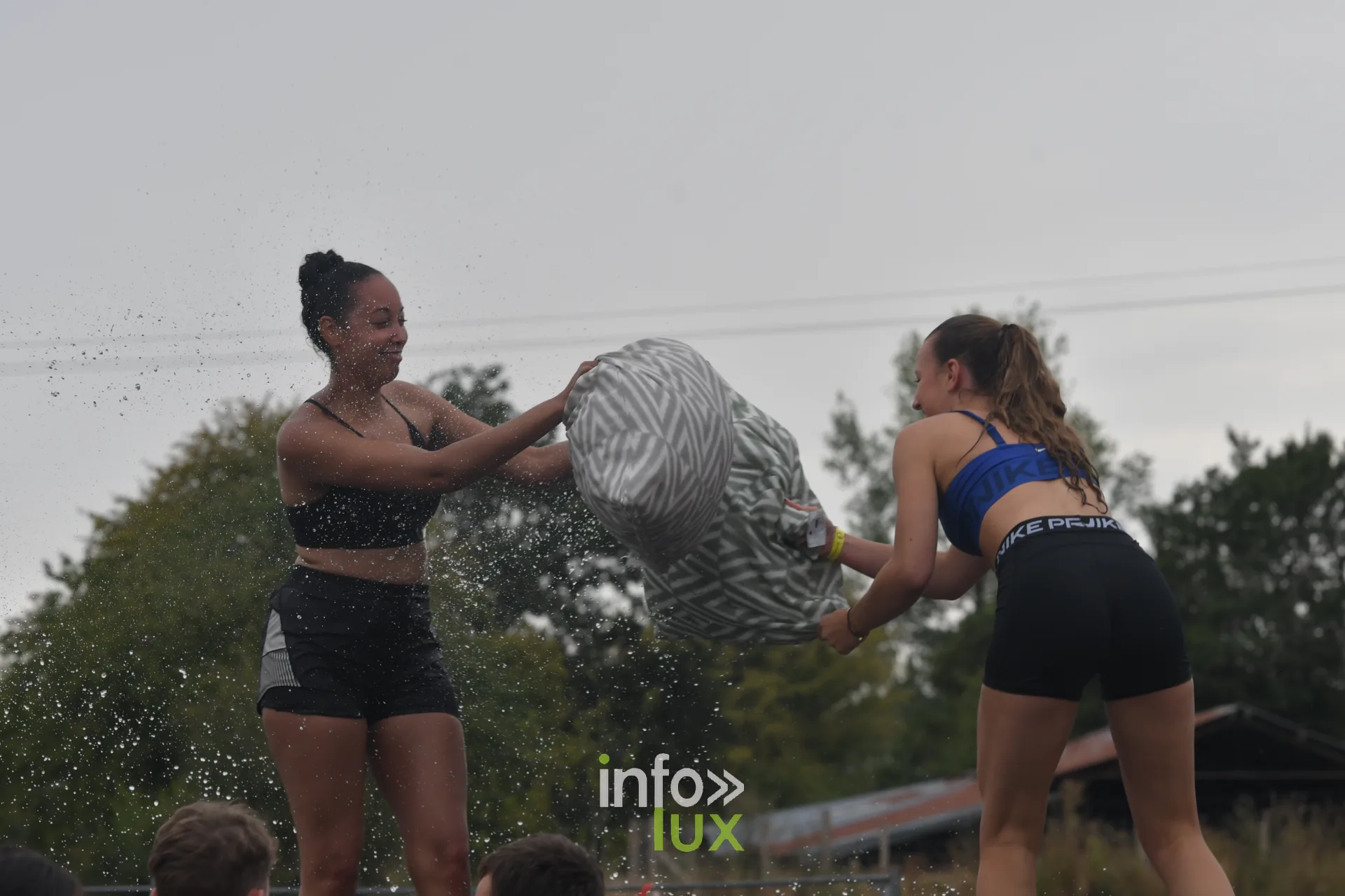 Combat de polochons sur la poutre aux jeux inter-villages de Villers-sur-Semois, dimanche 9 aout 2026