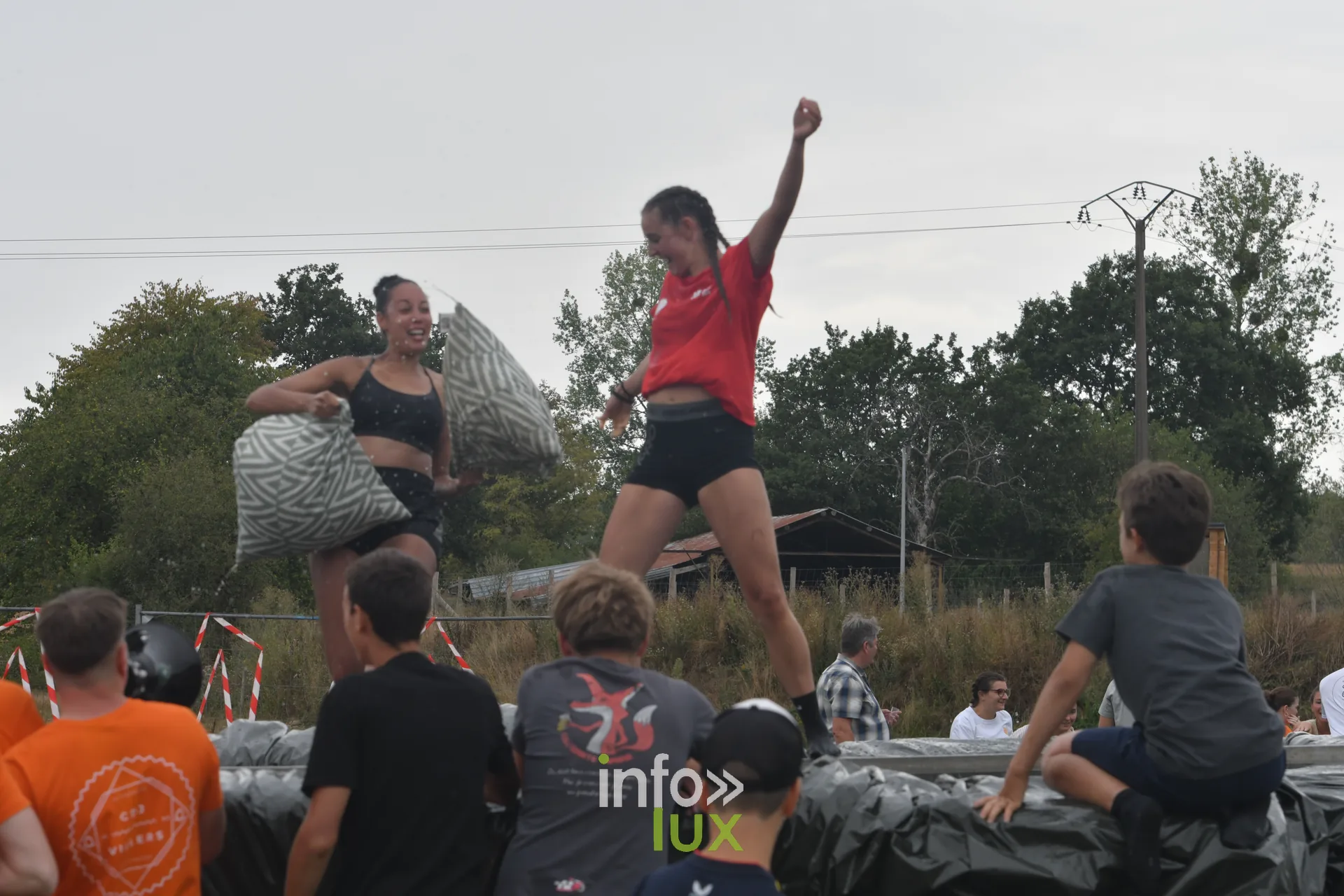 Combat de polochons sur la poutre aux jeux inter-villages de Villers-sur-Semois, dimanche 9 aout 2026