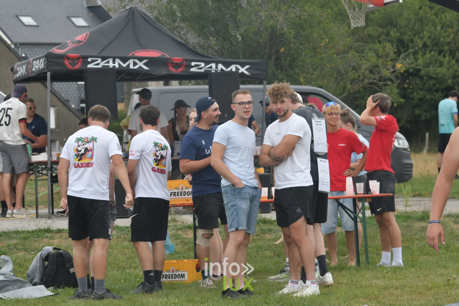Combat de polochons sur la poutre aux jeux inter-villages de Villers-sur-Semois, dimanche 9 aout 2026