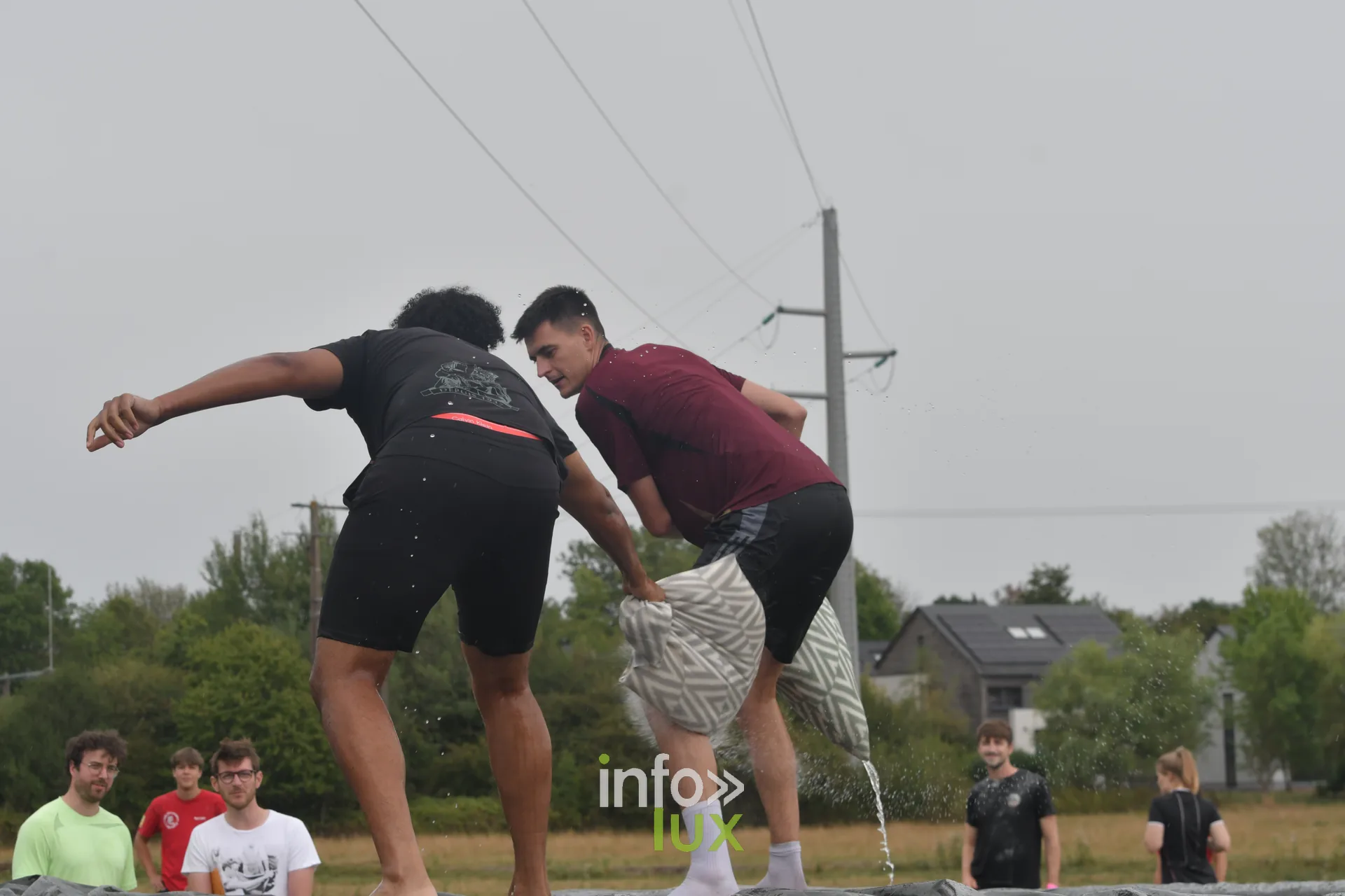 Combat de polochons sur la poutre aux jeux inter-villages de Villers-sur-Semois, dimanche 9 aout 2026