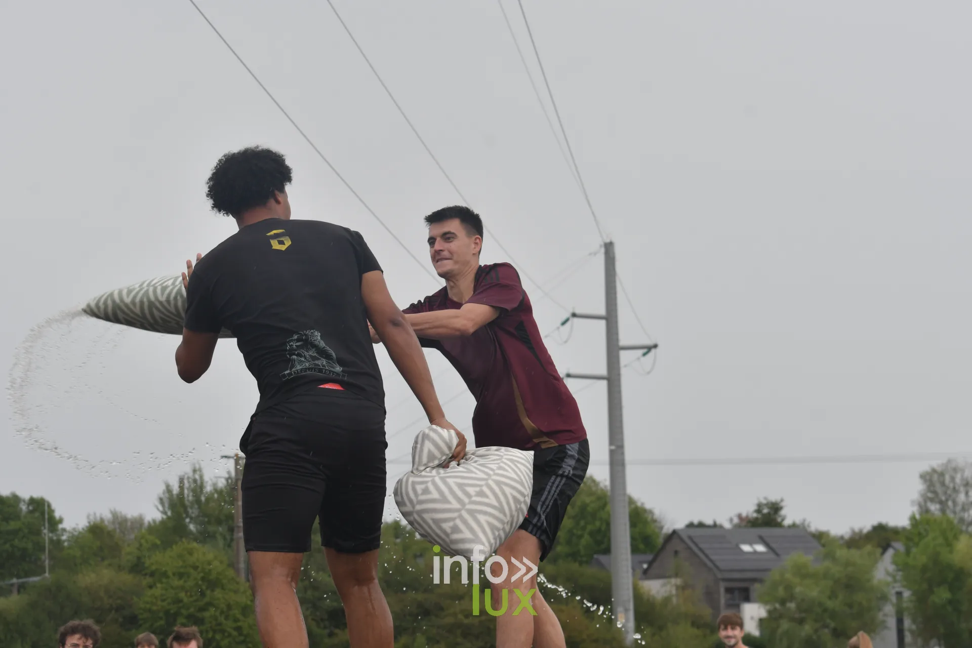 Combat de polochons sur la poutre aux jeux inter-villages de Villers-sur-Semois, dimanche 9 aout 2026