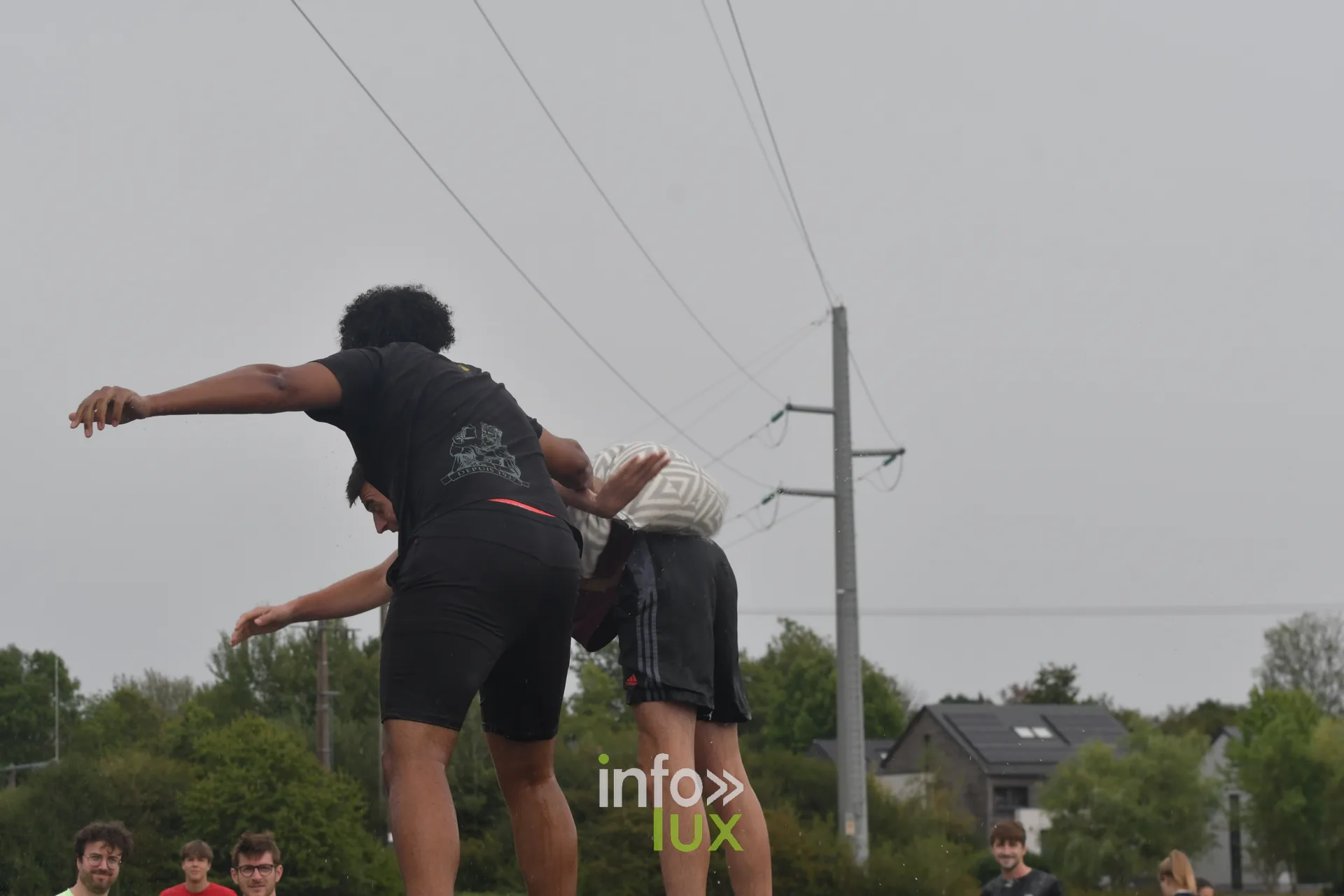 Combat de polochons sur la poutre aux jeux inter-villages de Villers-sur-Semois, dimanche 9 aout 2026
