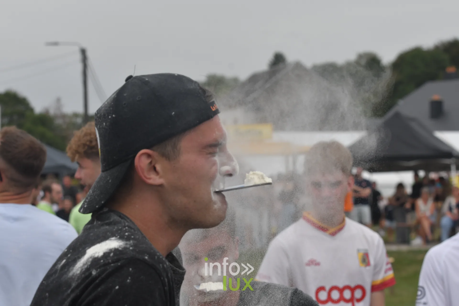 Combat de polochons sur la poutre aux jeux inter-villages de Villers-sur-Semois, dimanche 9 aout 2026