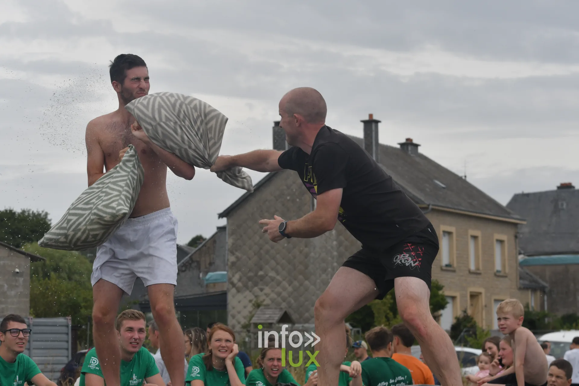 Combat de polochons sur la poutre aux jeux inter-villages de Villers-sur-Semois, dimanche 9 aout 2026