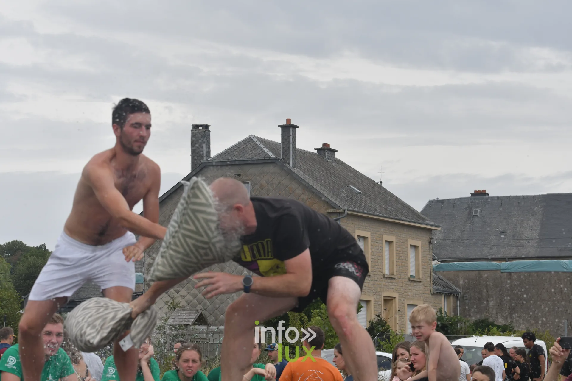 Combat de polochons sur la poutre aux jeux inter-villages de Villers-sur-Semois, dimanche 9 aout 2026