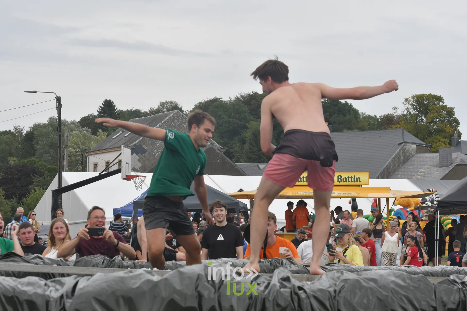 Combat de polochons sur la poutre aux jeux inter-villages de Villers-sur-Semois, dimanche 9 aout 2026