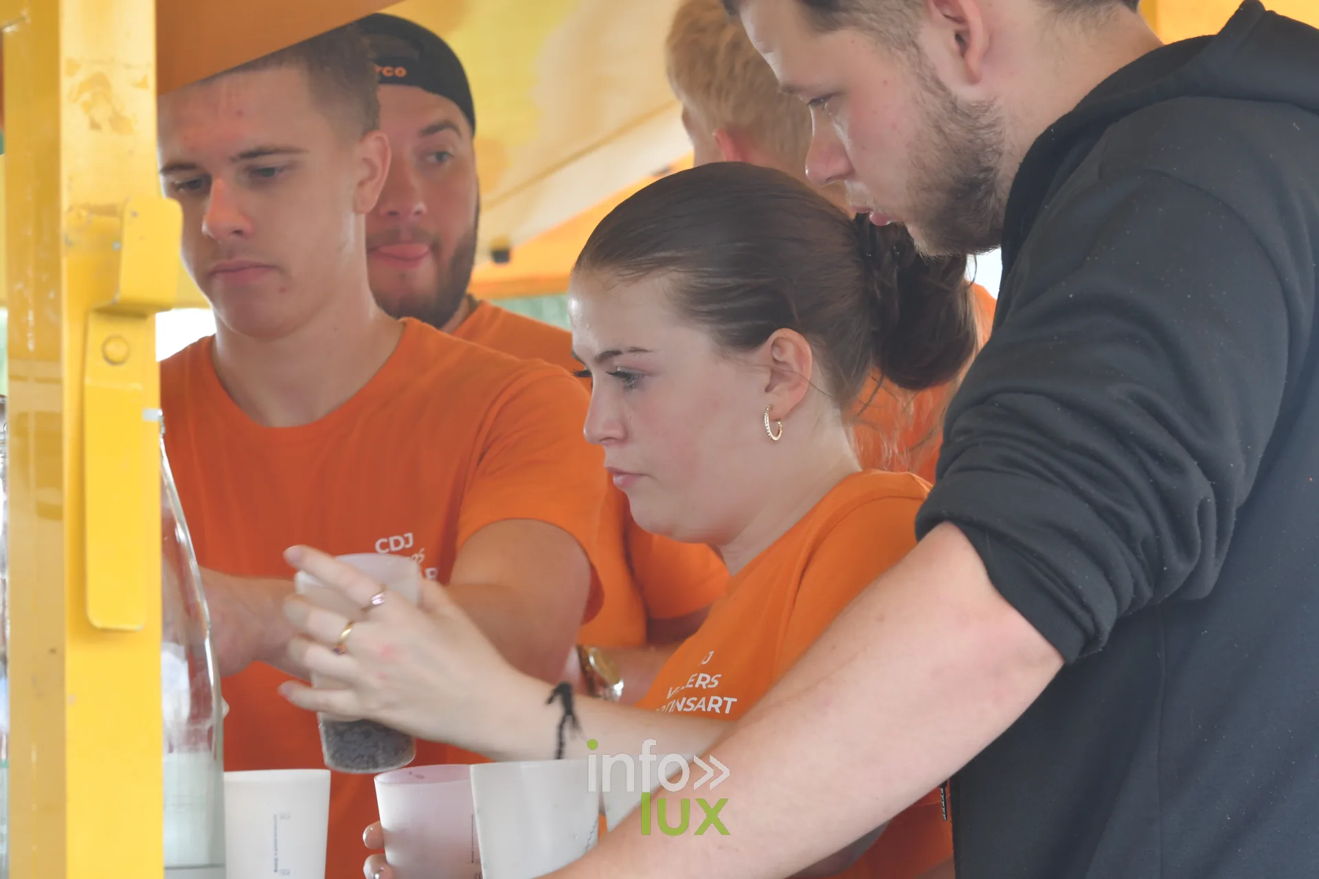 Le comite des jeunes de Villers-sur-Semois au bar de la fete, dimanche 9 aout 2026
