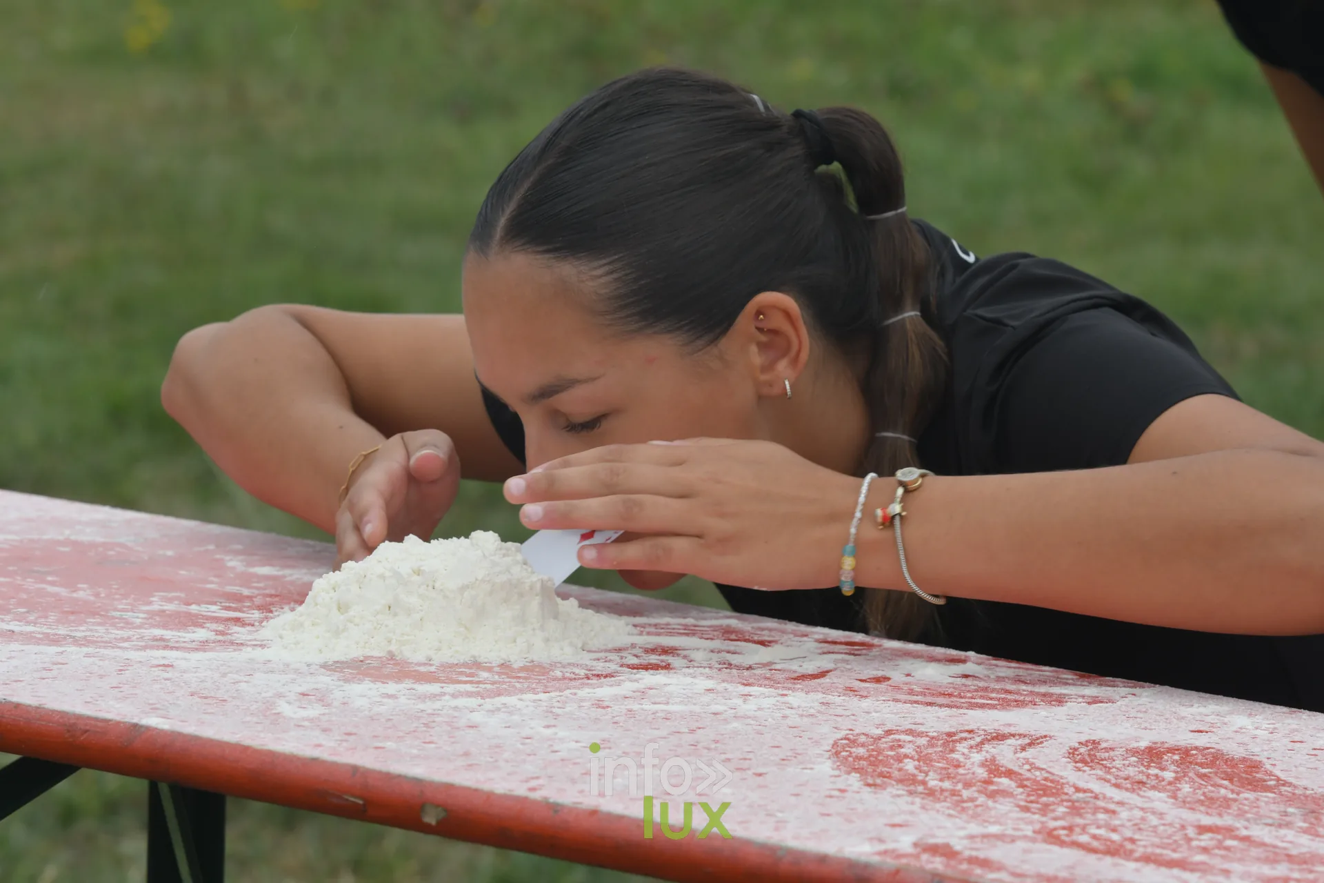 Concours de farine soufflee aux jeux inter-villages de Villers-sur-Semois, dimanche 9 aout 2026