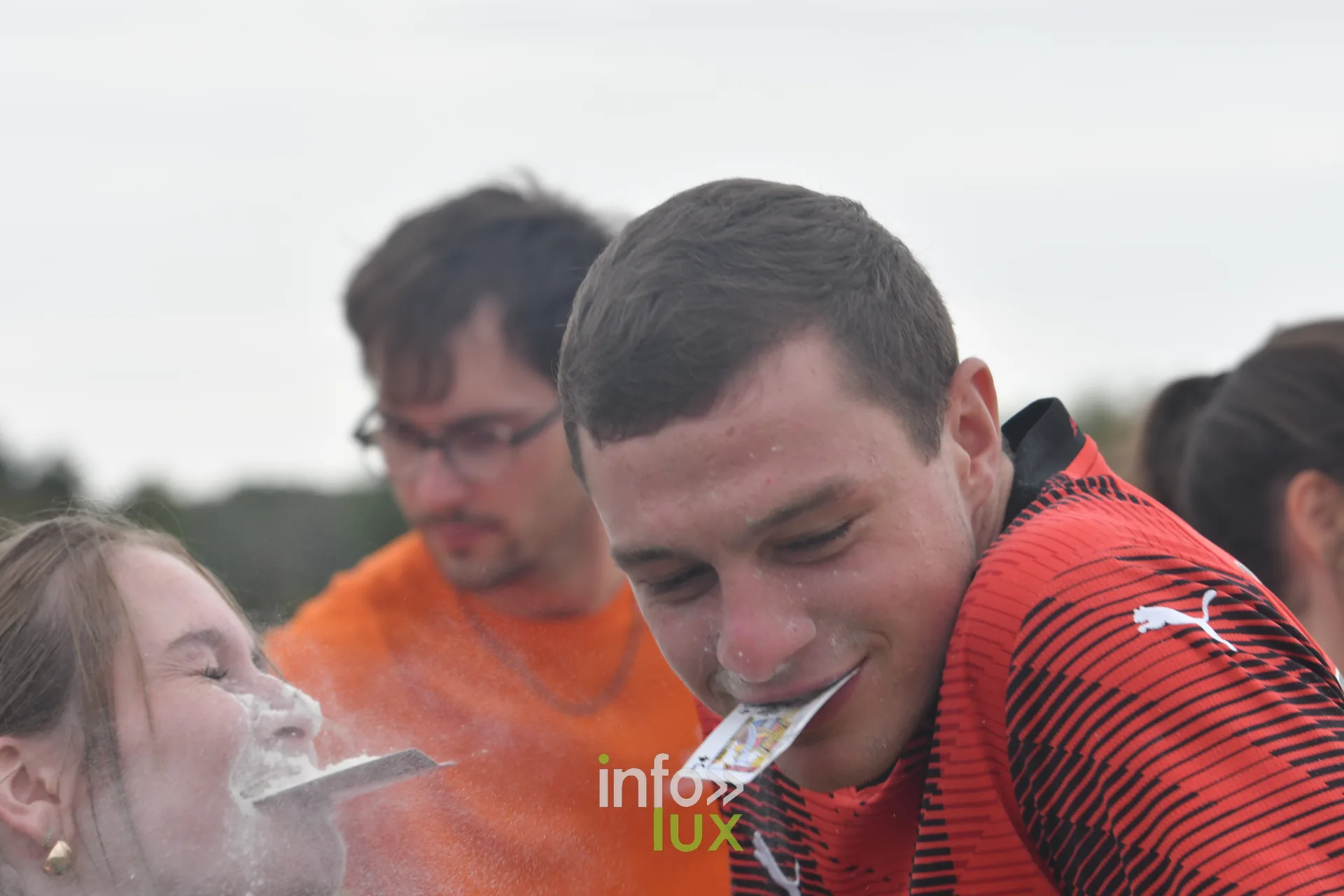 Concours de farine soufflee aux jeux inter-villages de Villers-sur-Semois, dimanche 9 aout 2026