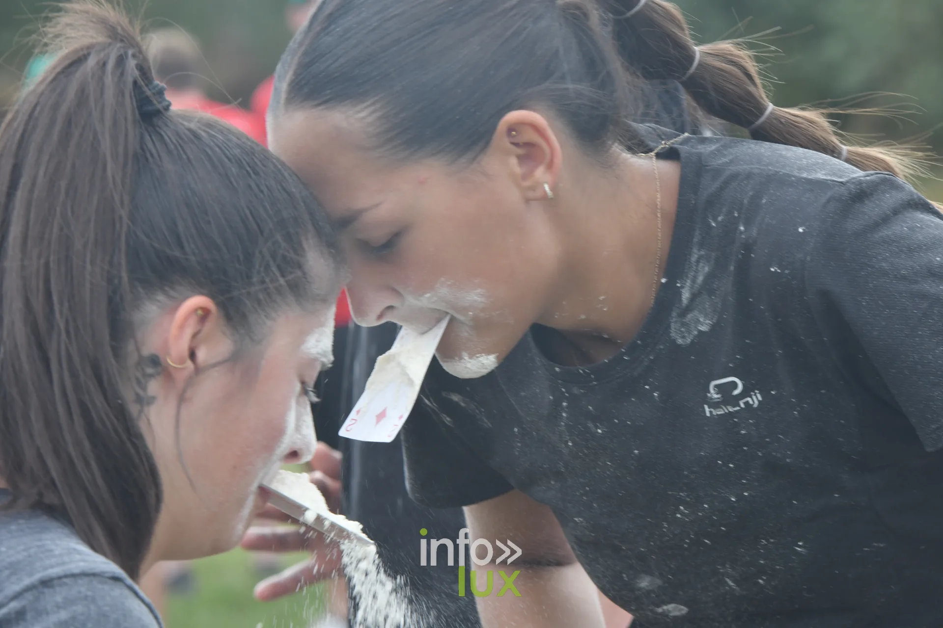 Concours de farine soufflee aux jeux inter-villages de Villers-sur-Semois, dimanche 9 aout 2026
