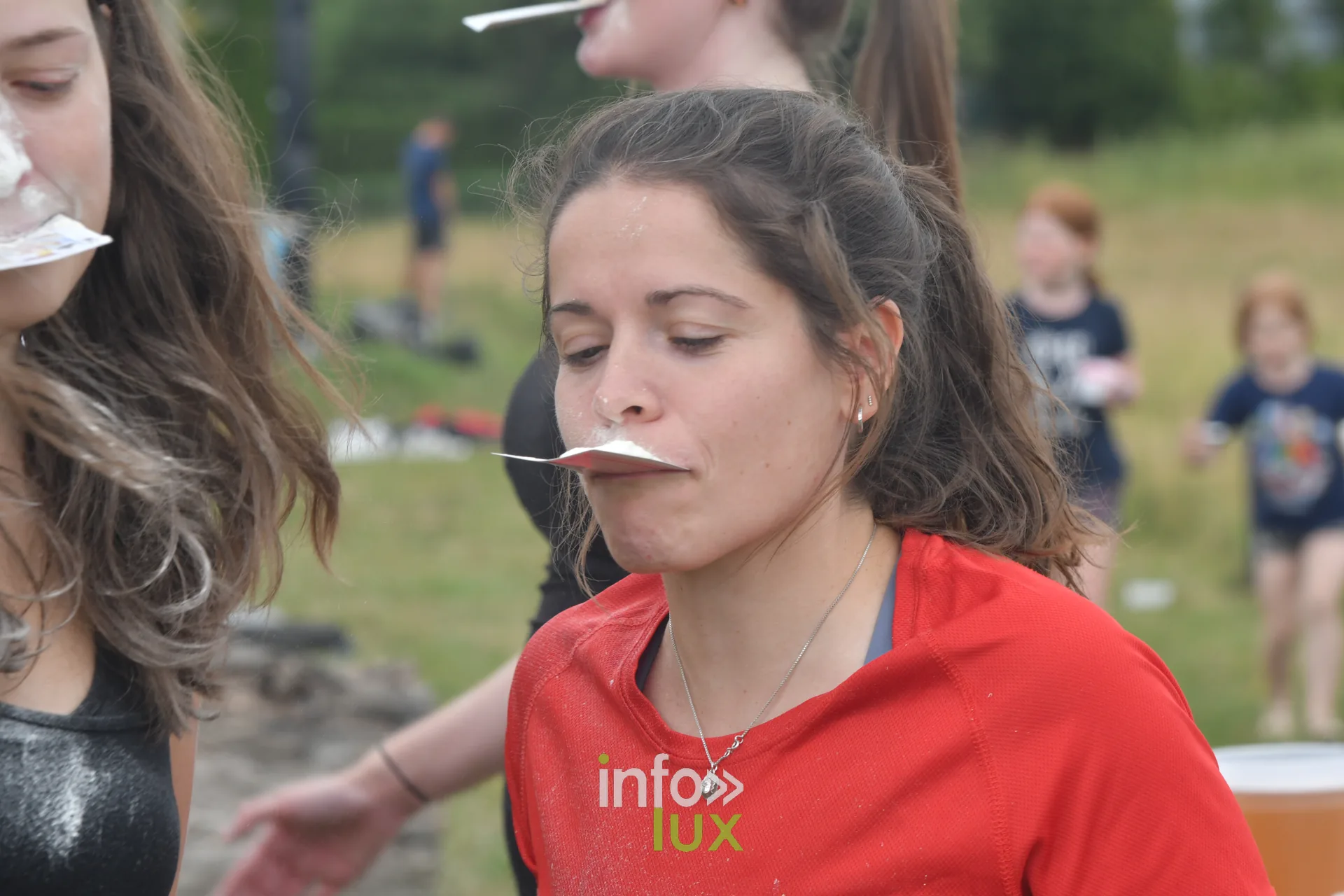 Concours de farine soufflee aux jeux inter-villages de Villers-sur-Semois, dimanche 9 aout 2026