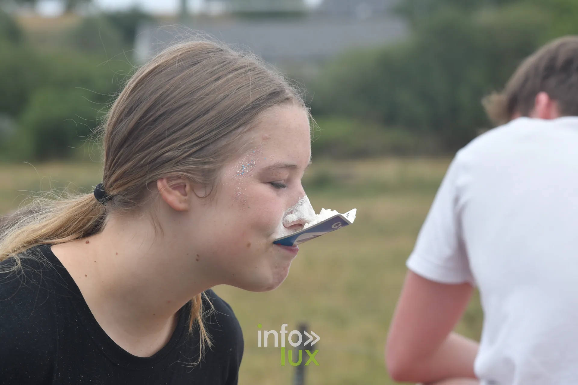Concours de farine soufflee aux jeux inter-villages de Villers-sur-Semois, dimanche 9 aout 2026