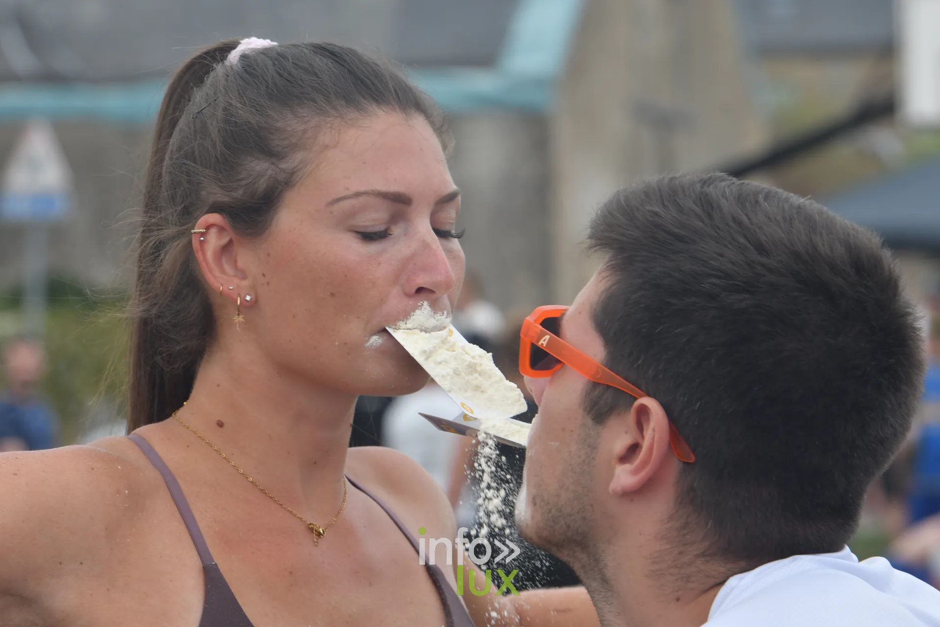 Concours de farine soufflee aux jeux inter-villages de Villers-sur-Semois, dimanche 9 aout 2026