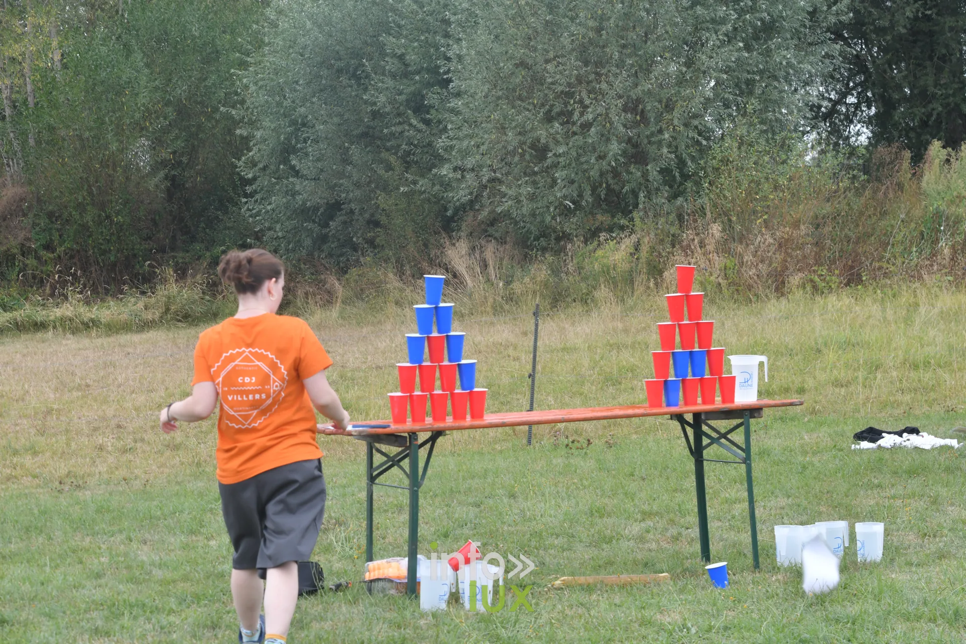 Pyramide de gobelets a abattre aux jeux inter-villages de Villers-sur-Semois, dimanche 9 aout 2026