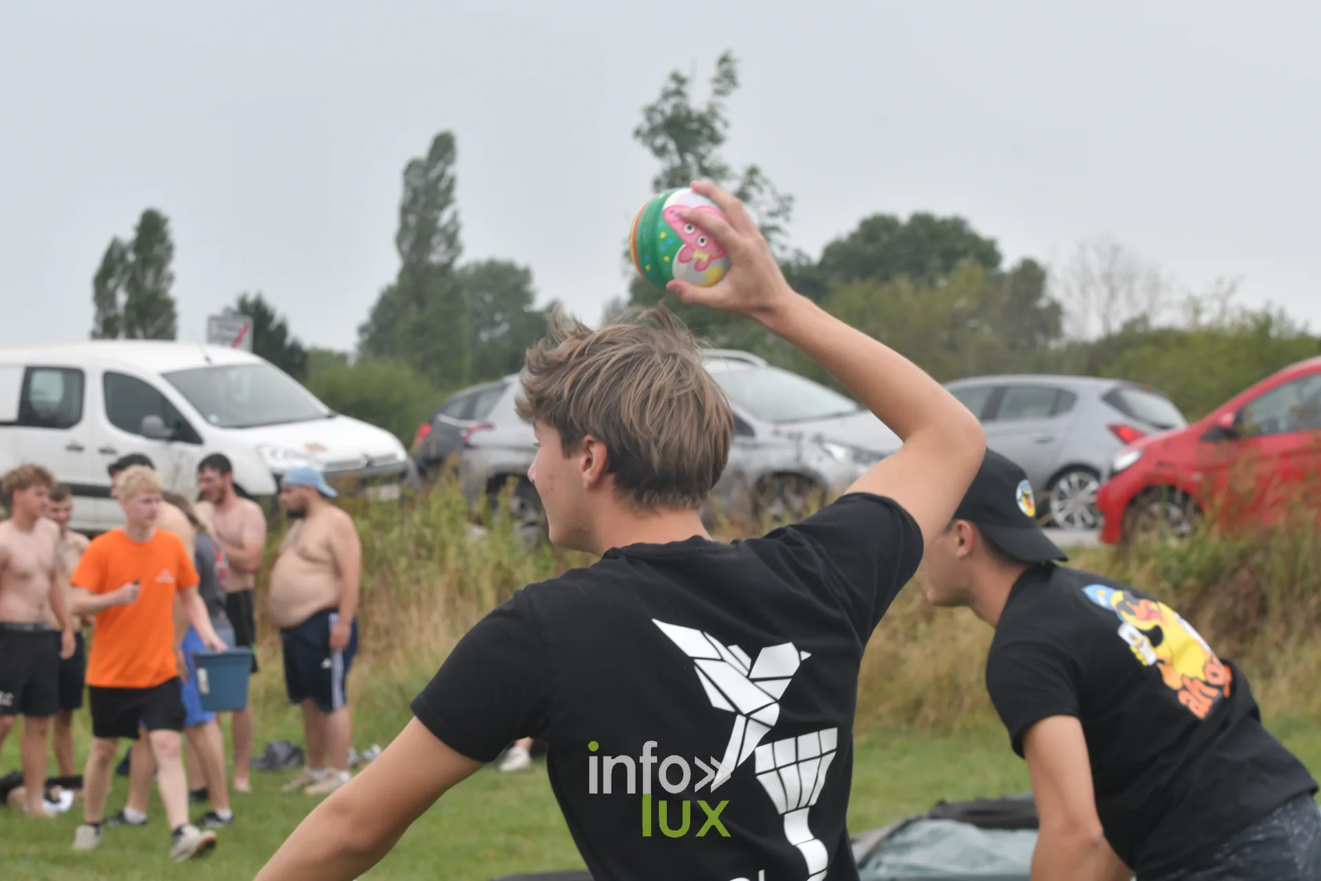 Pyramide de gobelets a abattre aux jeux inter-villages de Villers-sur-Semois, dimanche 9 aout 2026