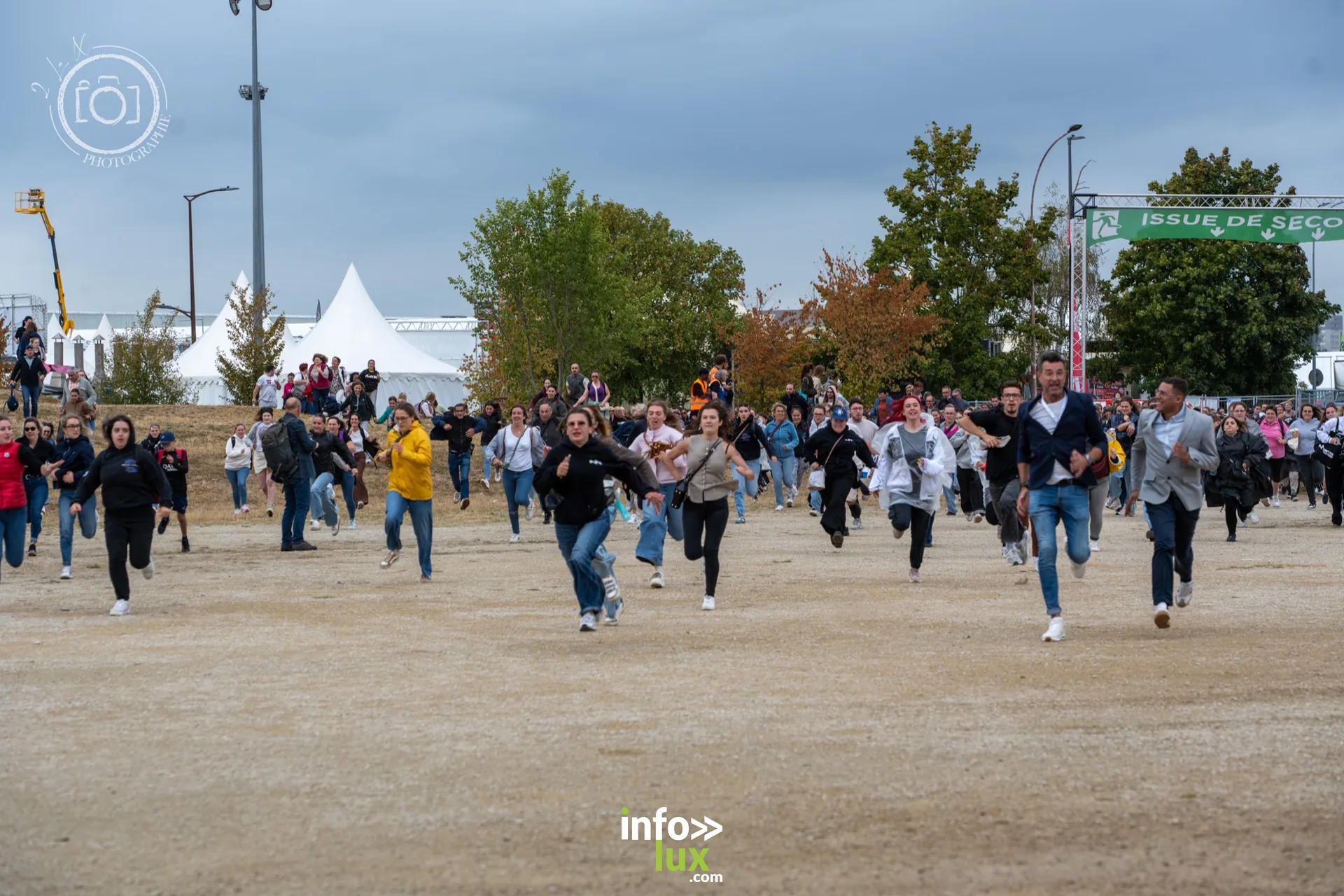 Ambiance dans la foule avant les concerts de Foire en Scène 2026