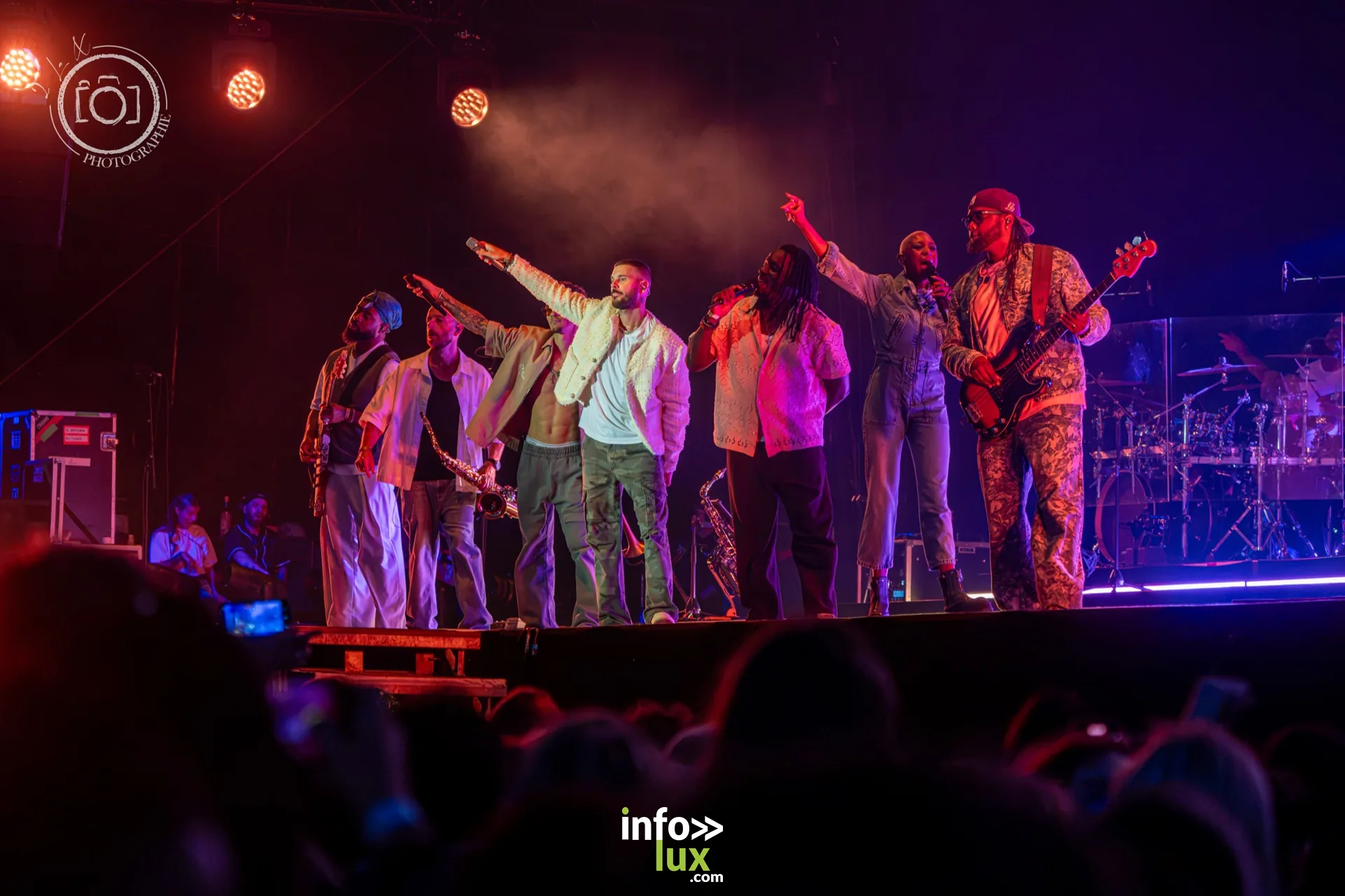 Le public accompagne M. Pokora pendant son concert