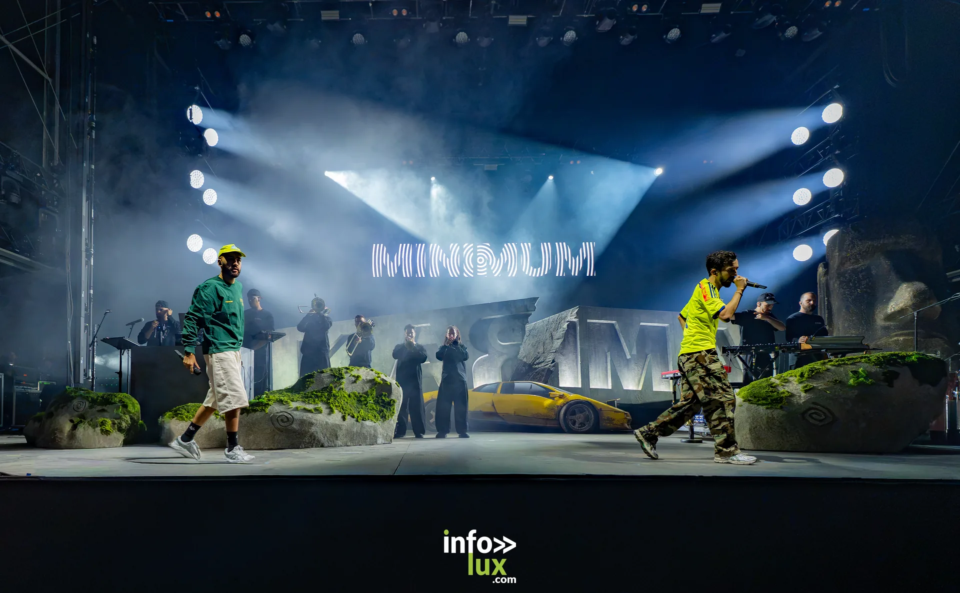 Bigflo et Oli marchant sur scene devant le mot Minimum affiche en grand