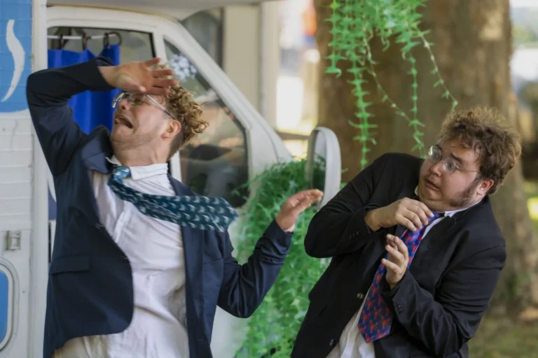 Bertrix > Théâtre de rue > « À bâbord la mouette, à tribord le homard » pour les 30 ans du Week-end Artistes-Artisans