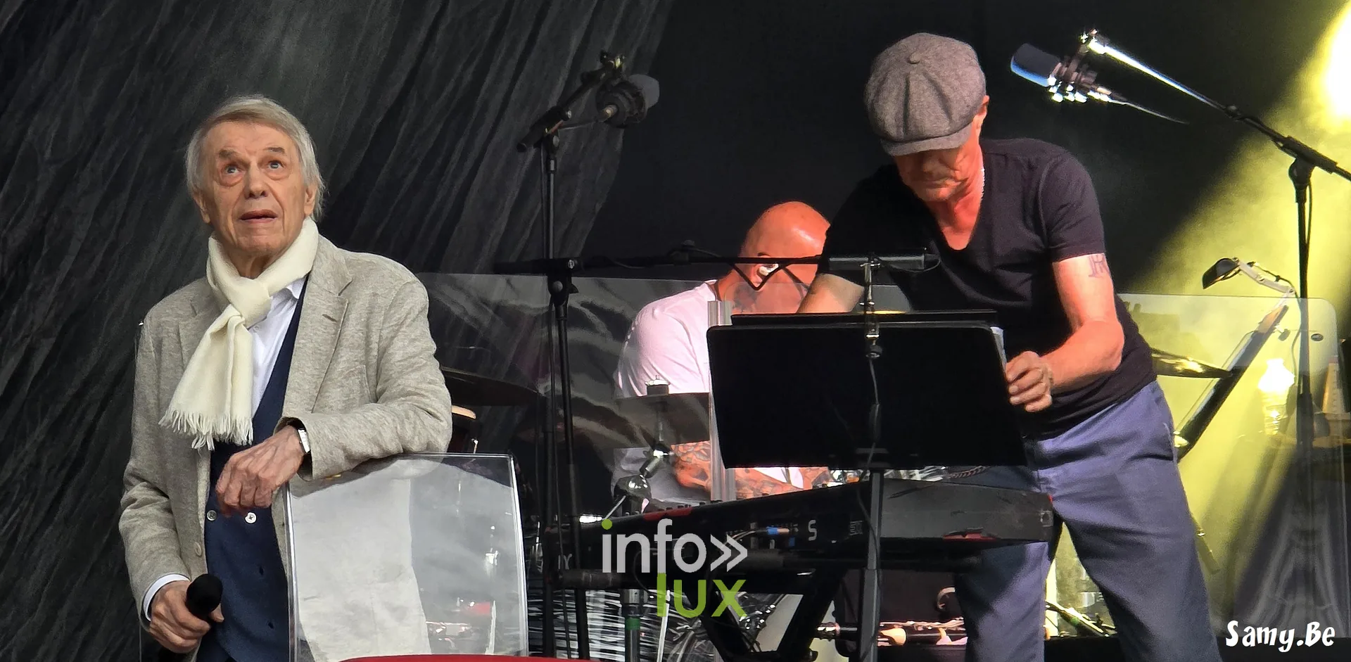 Salvatore Adamo sur scène pendant les balances de l’après-midi – concert de Salvatore Adamo, Fêtes de Wallonie 2026, Grand-Place de Mons