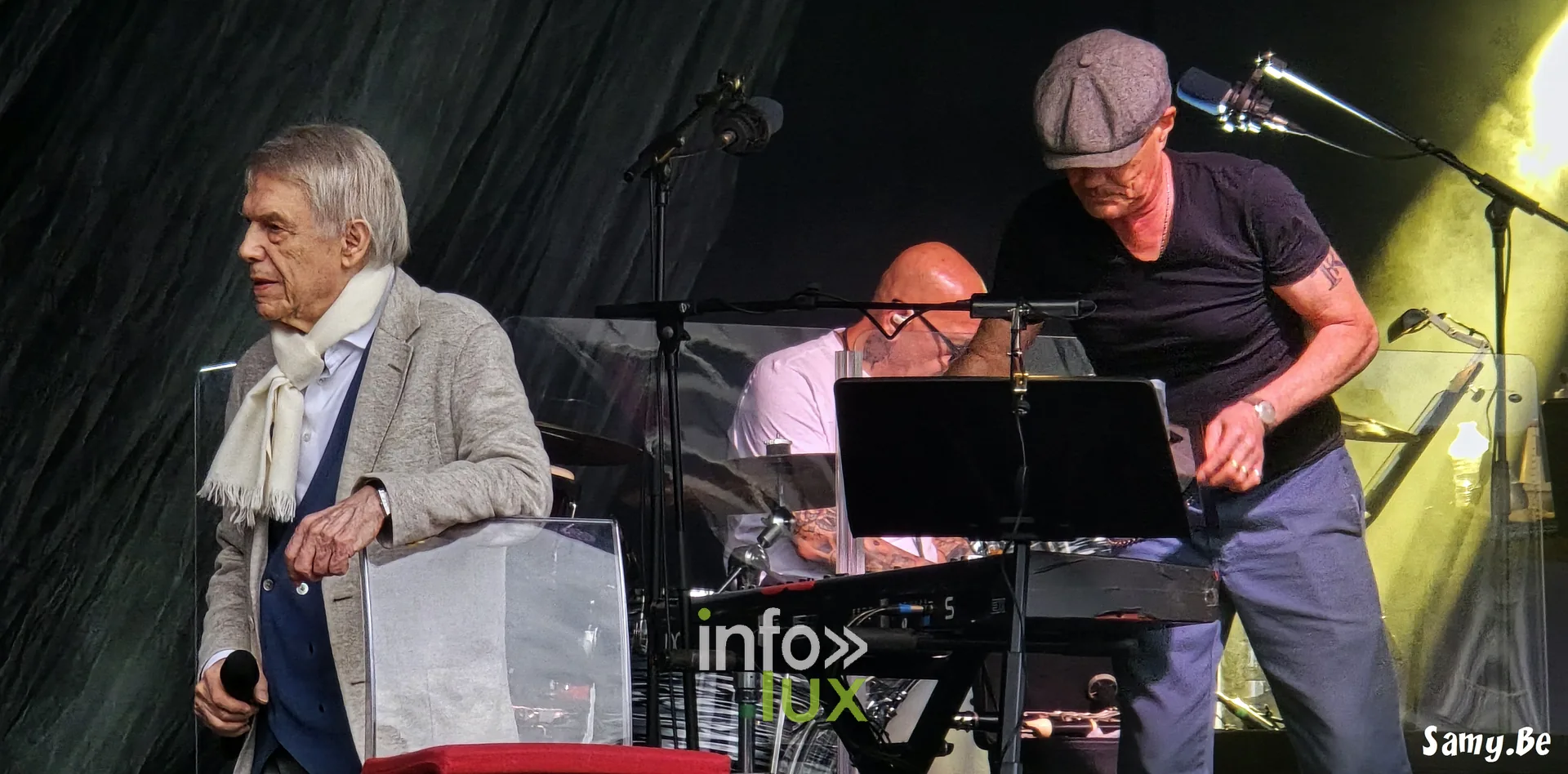 Salvatore Adamo micro en main pendant les balances – concert de Salvatore Adamo, Fêtes de Wallonie 2026, Grand-Place de Mons