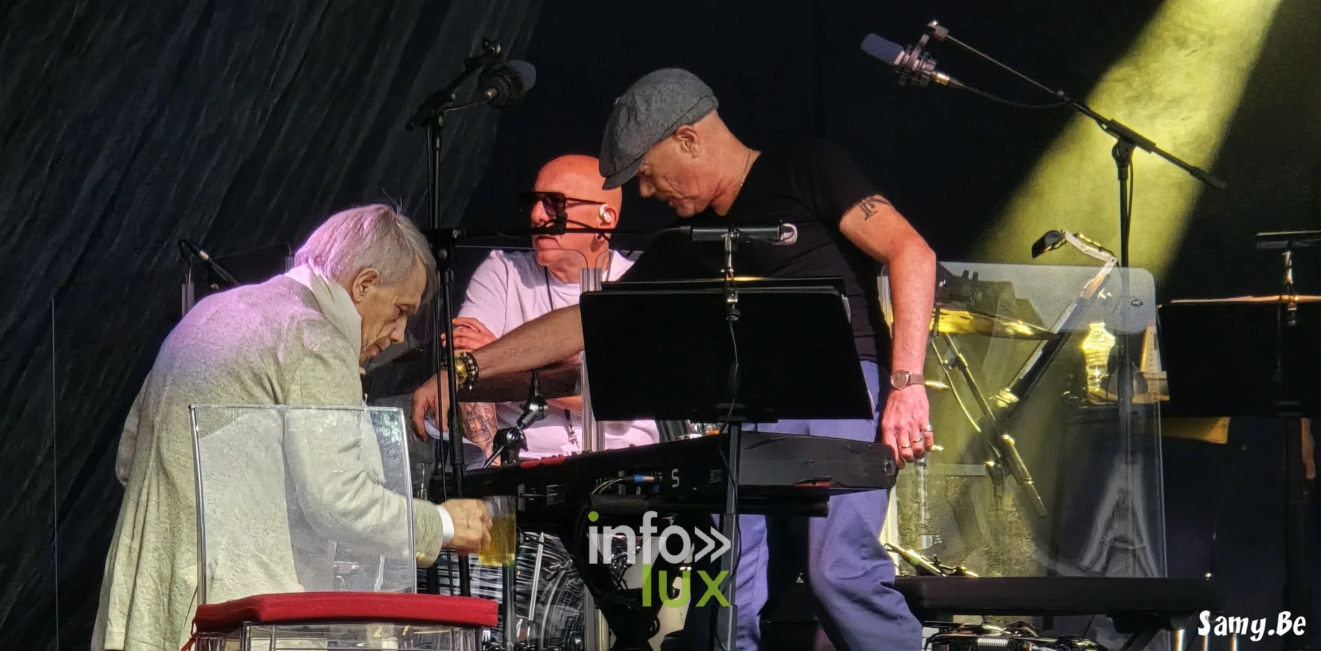 Salvatore Adamo près du clavier avec ses musiciens pendant les répétitions – concert de Salvatore Adamo, Fêtes de Wallonie 2026, Grand-Place de Mons