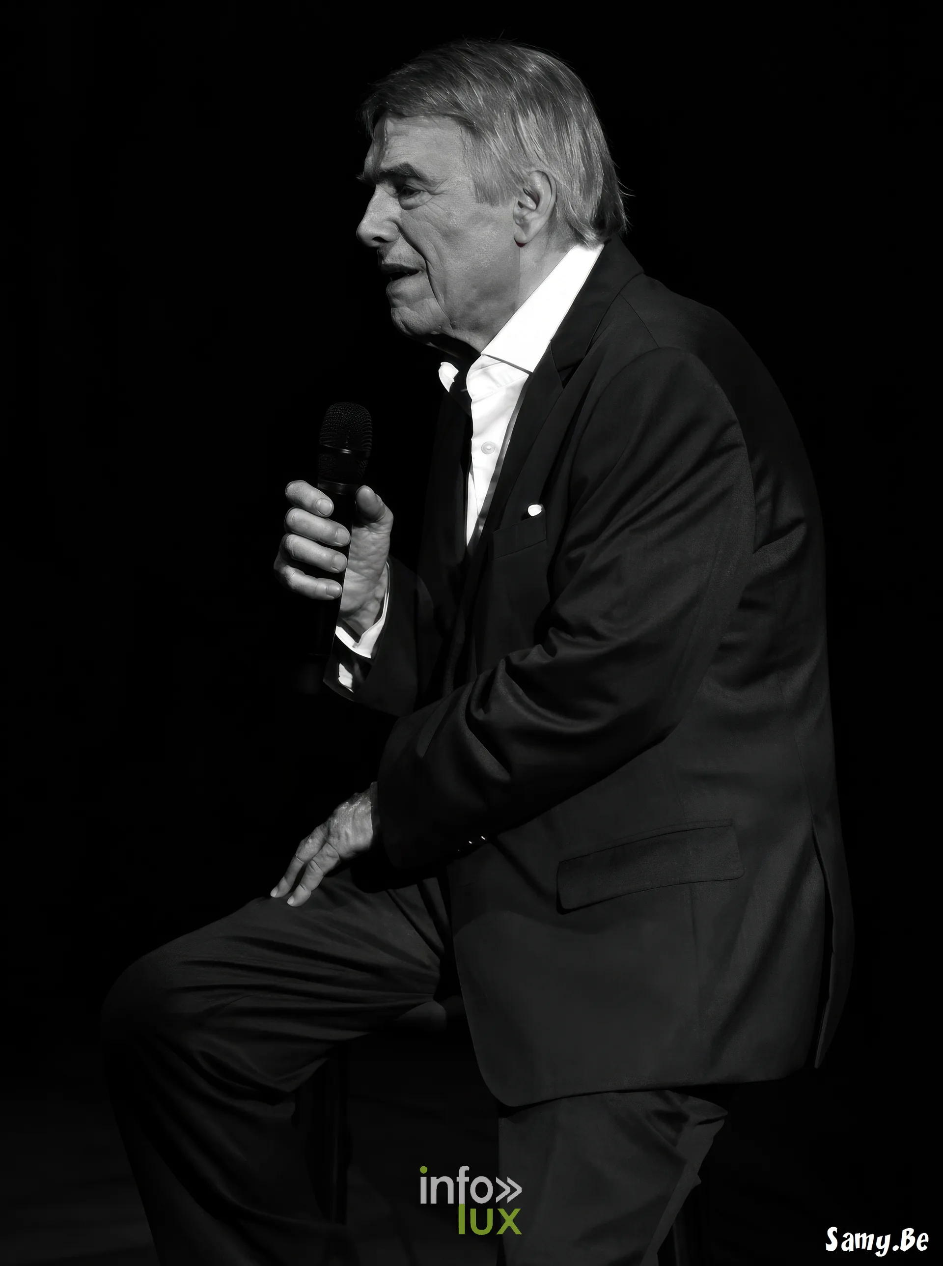 Salvatore Adamo en concert, photo en noir et blanc – concert de Salvatore Adamo, Fêtes de Wallonie 2026, Grand-Place de Mons