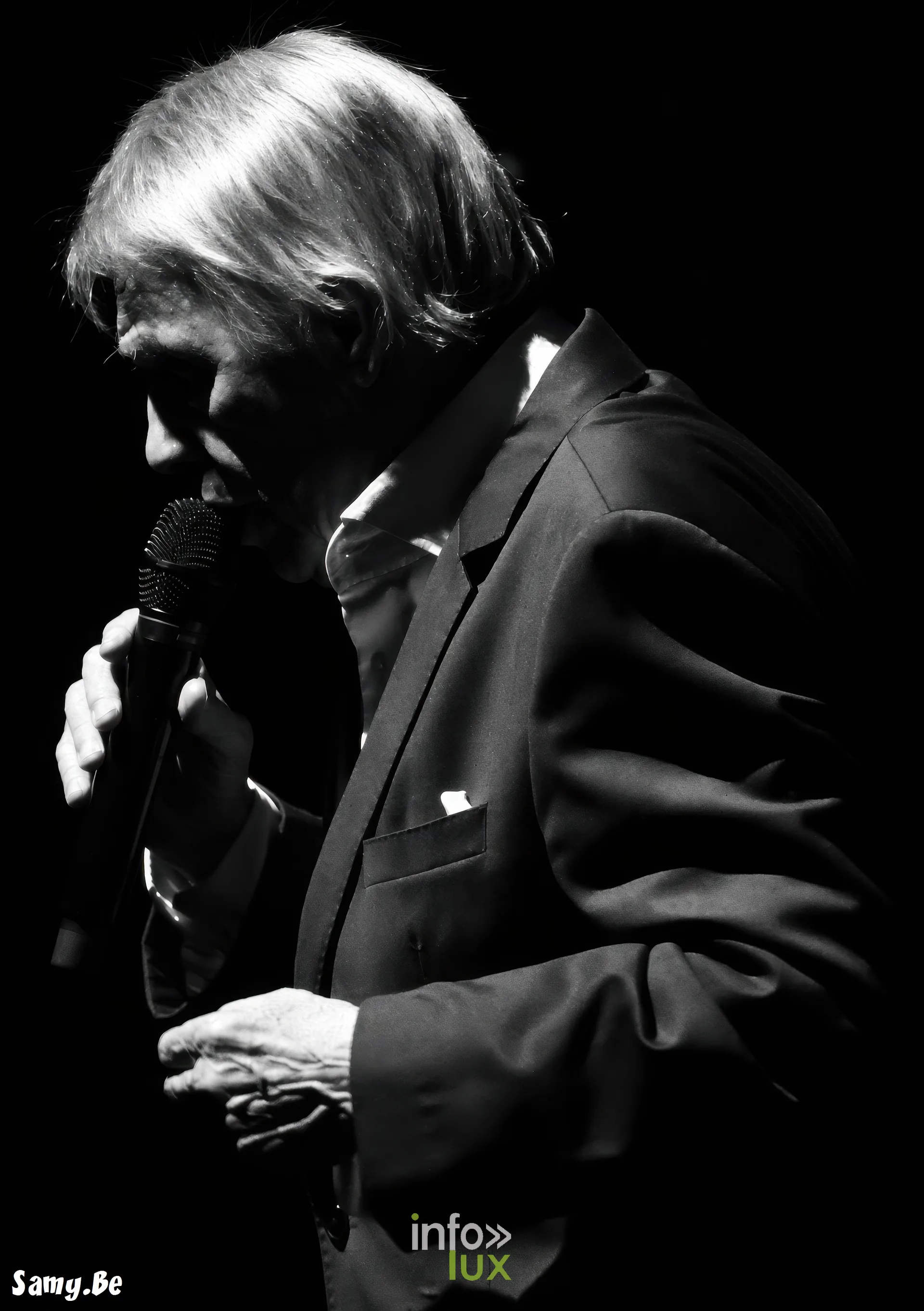 Salvatore Adamo de profil au micro, photo en noir et blanc – concert de Salvatore Adamo, Fêtes de Wallonie 2026, Grand-Place de Mons