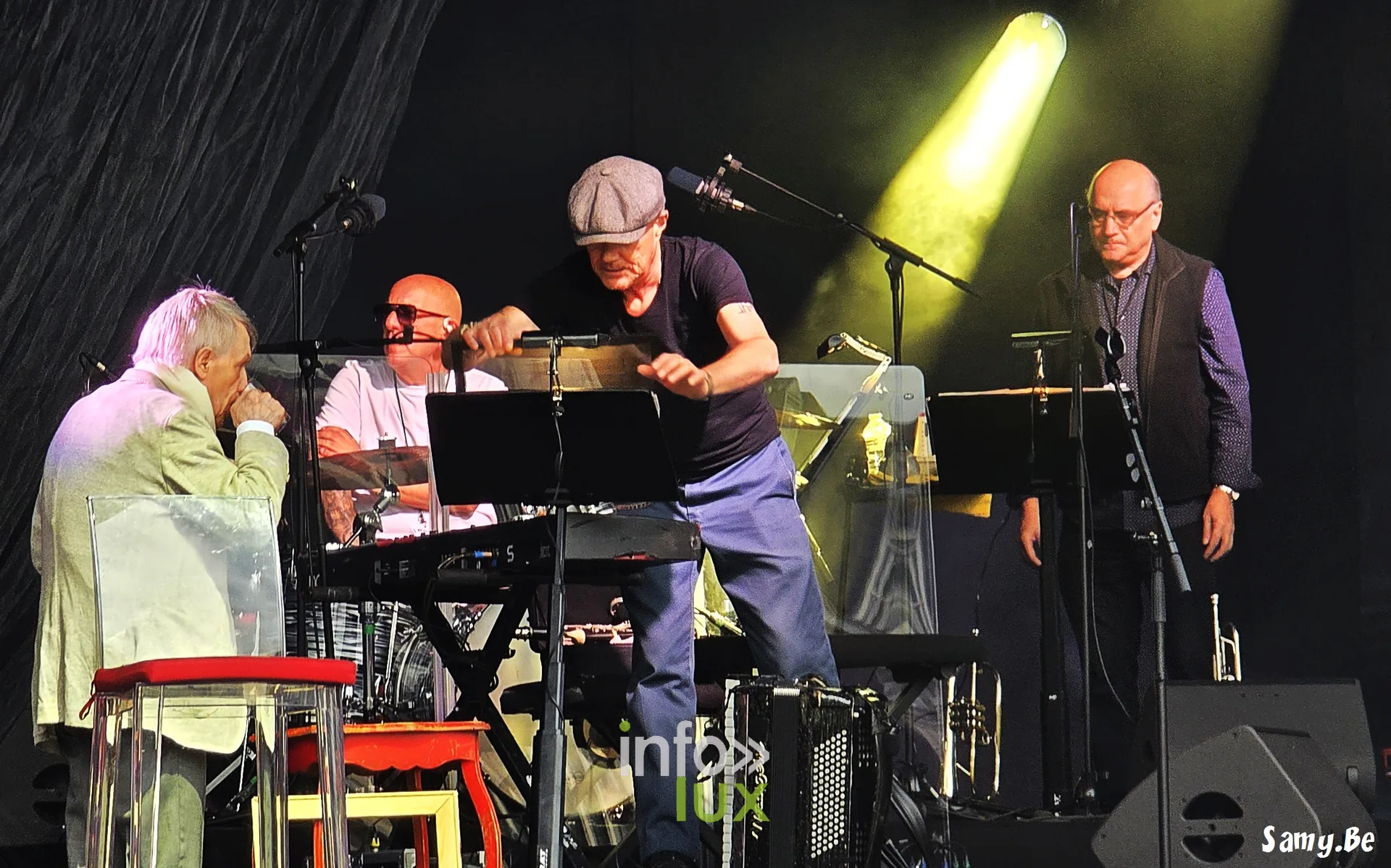 Salvatore Adamo et ses musiciens au clavier pendant les balances – concert de Salvatore Adamo, Fêtes de Wallonie 2026, Grand-Place de Mons