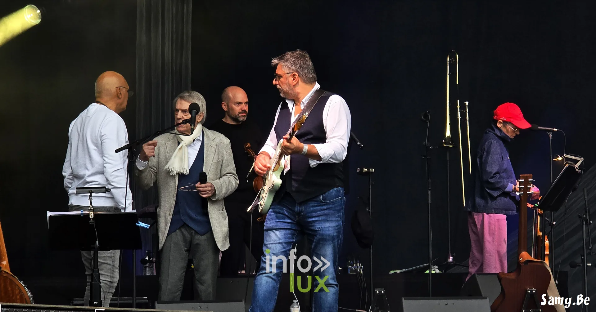 Salvatore Adamo avec ses musiciens pendant les répétitions – concert de Salvatore Adamo, Fêtes de Wallonie 2026, Grand-Place de Mons