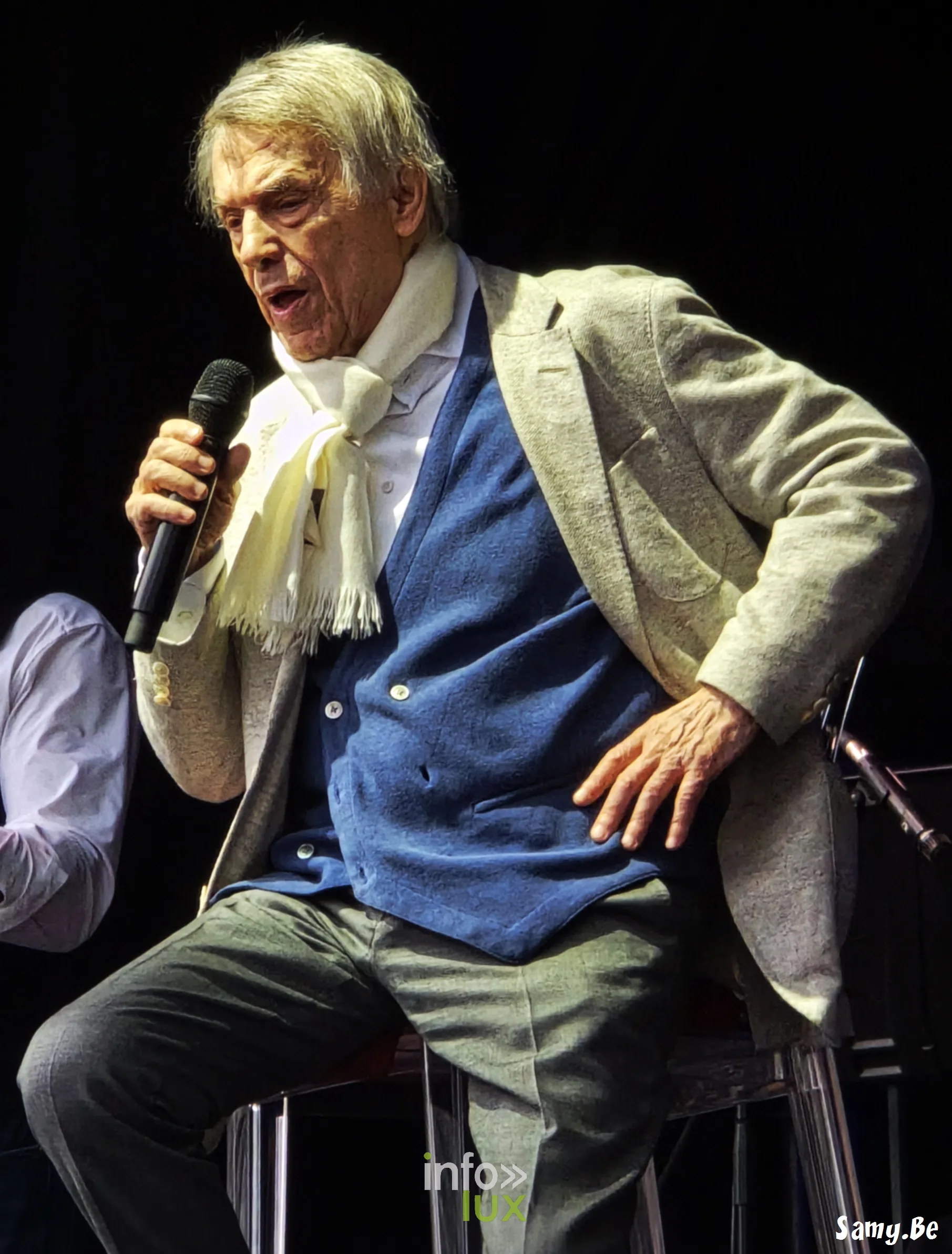 Salvatore Adamo assis au micro pendant les répétitions – concert de Salvatore Adamo, Fêtes de Wallonie 2026, Grand-Place de Mons