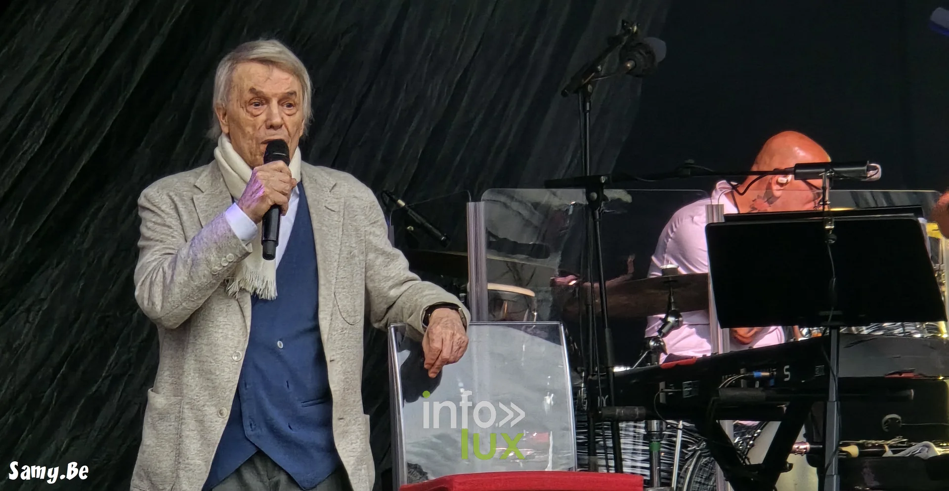Salvatore Adamo chante sur scène pendant les répétitions – concert de Salvatore Adamo, Fêtes de Wallonie 2026, Grand-Place de Mons