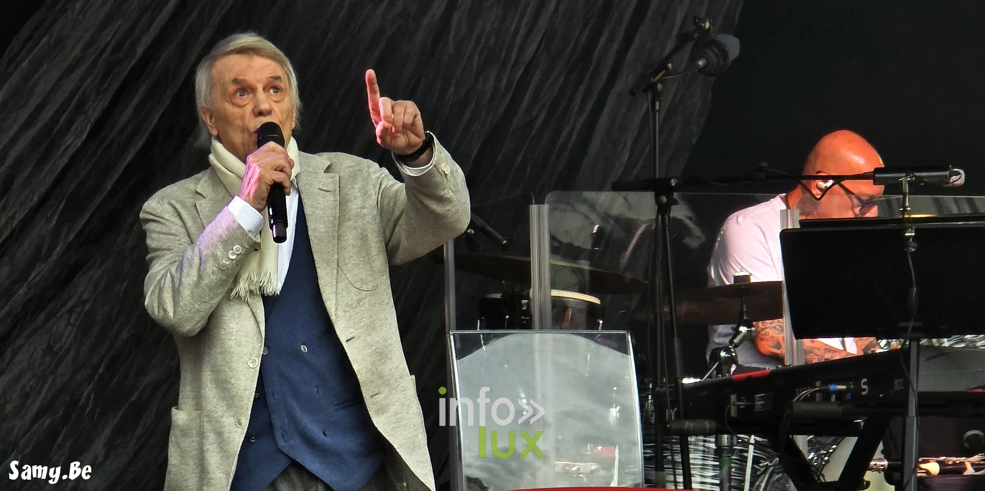 Salvatore Adamo chante en répétition, index levé – concert de Salvatore Adamo, Fêtes de Wallonie 2026, Grand-Place de Mons