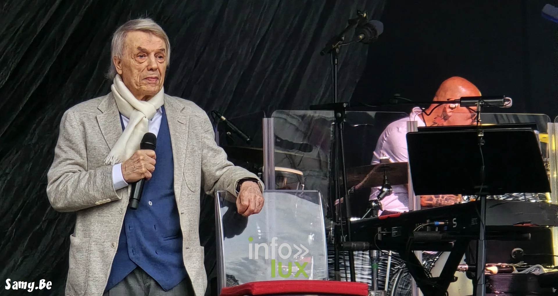 Salvatore Adamo micro en main pendant les répétitions – concert de Salvatore Adamo, Fêtes de Wallonie 2026, Grand-Place de Mons