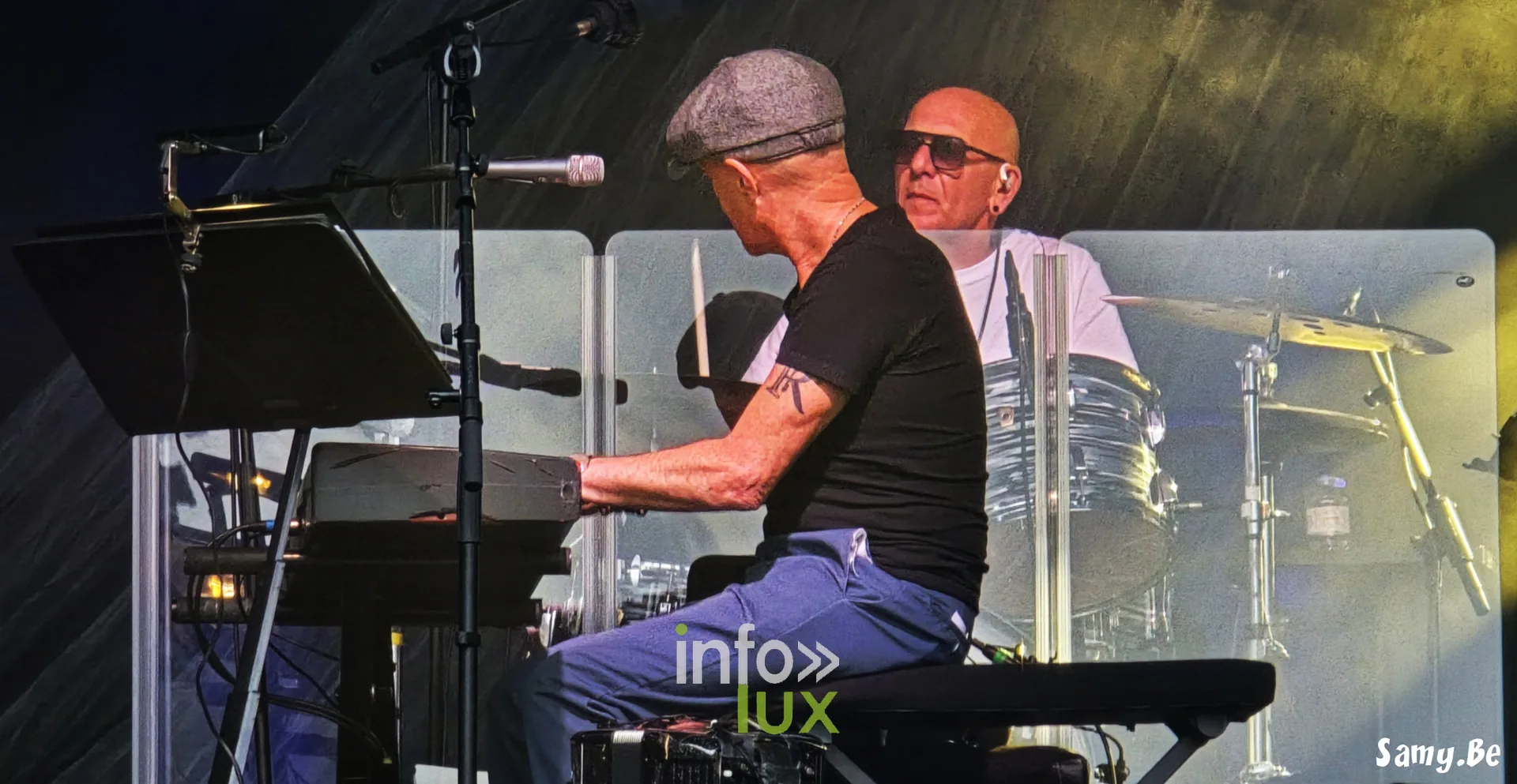 Claviériste et batteur en répétition – concert de Salvatore Adamo, Fêtes de Wallonie 2026, Grand-Place de Mons