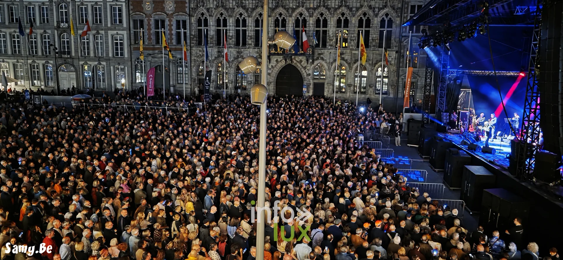 Foule sur la Grand-Place de Mons pendant le concert, devant l’Hôtel de Ville – concert de Salvatore Adamo, Fêtes de Wallonie 2026, Grand-Place de Mons